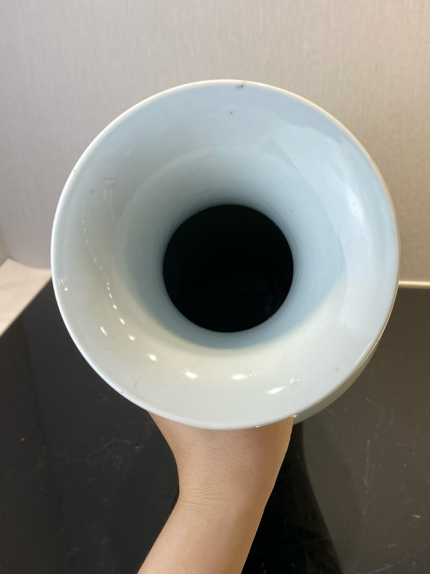 粉彩婴戏图观音瓶