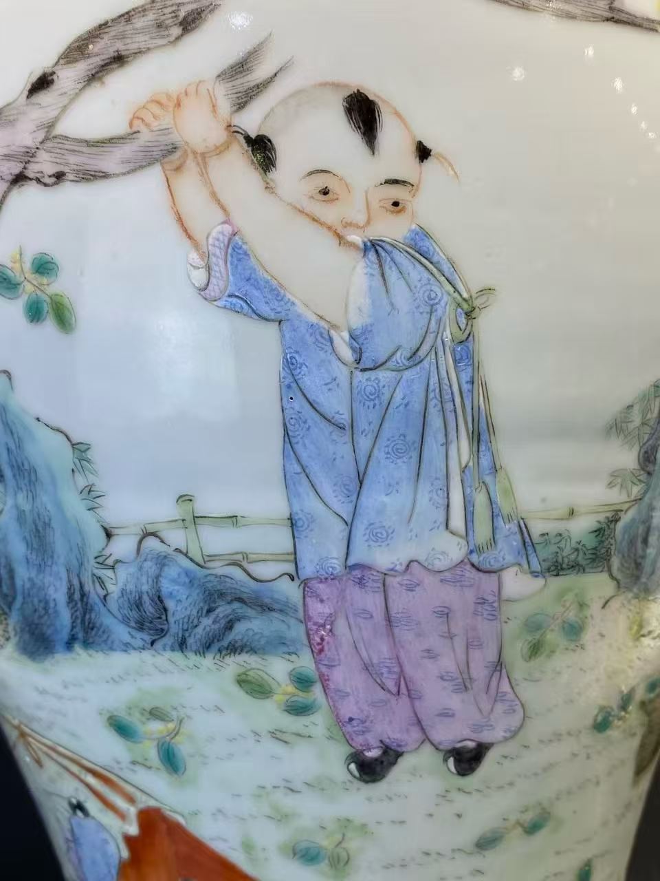 粉彩婴戏图观音瓶