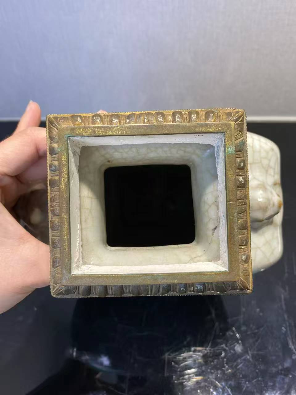 仿官釉兽耳扁瓶