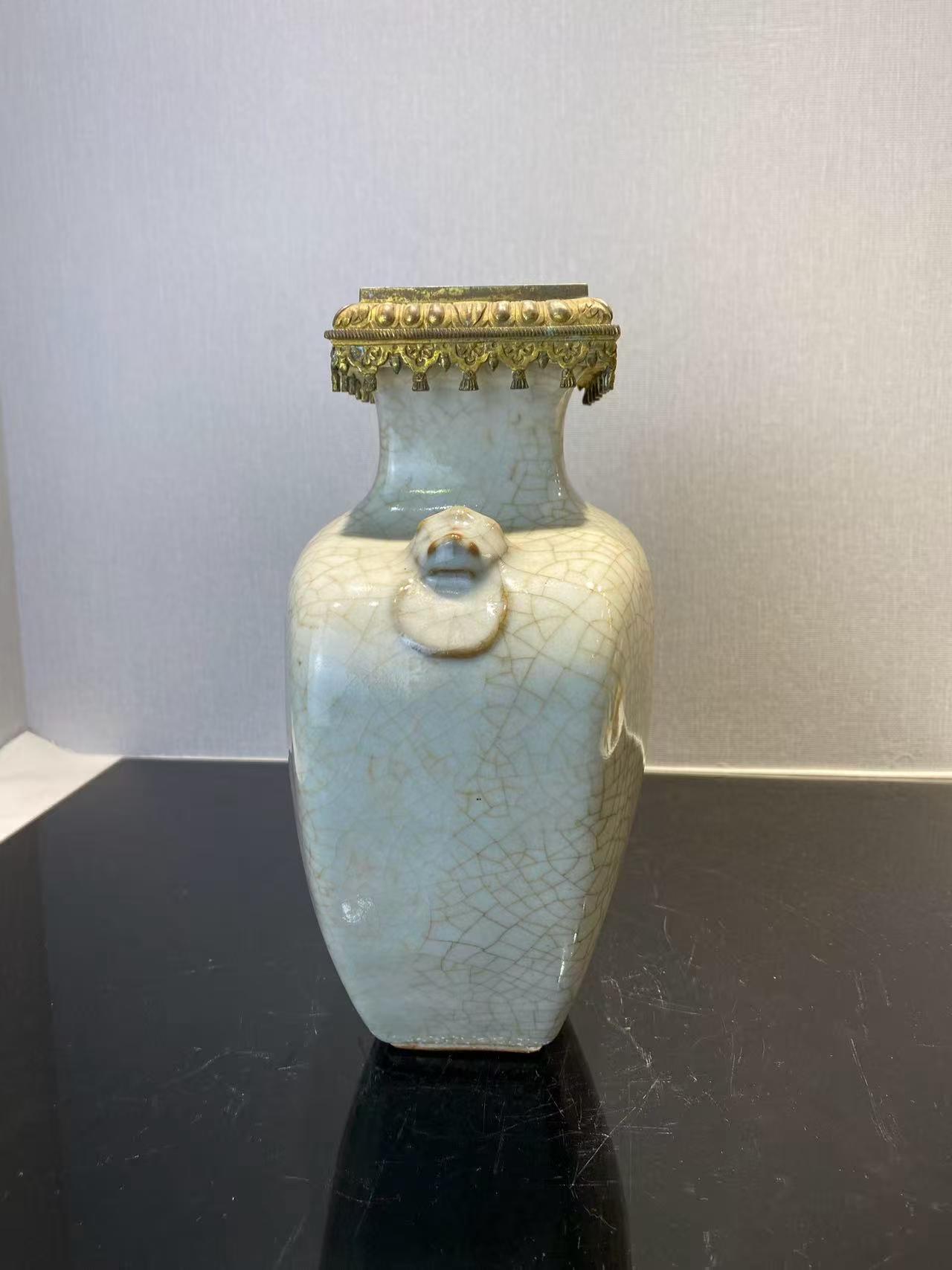 仿官釉兽耳扁瓶