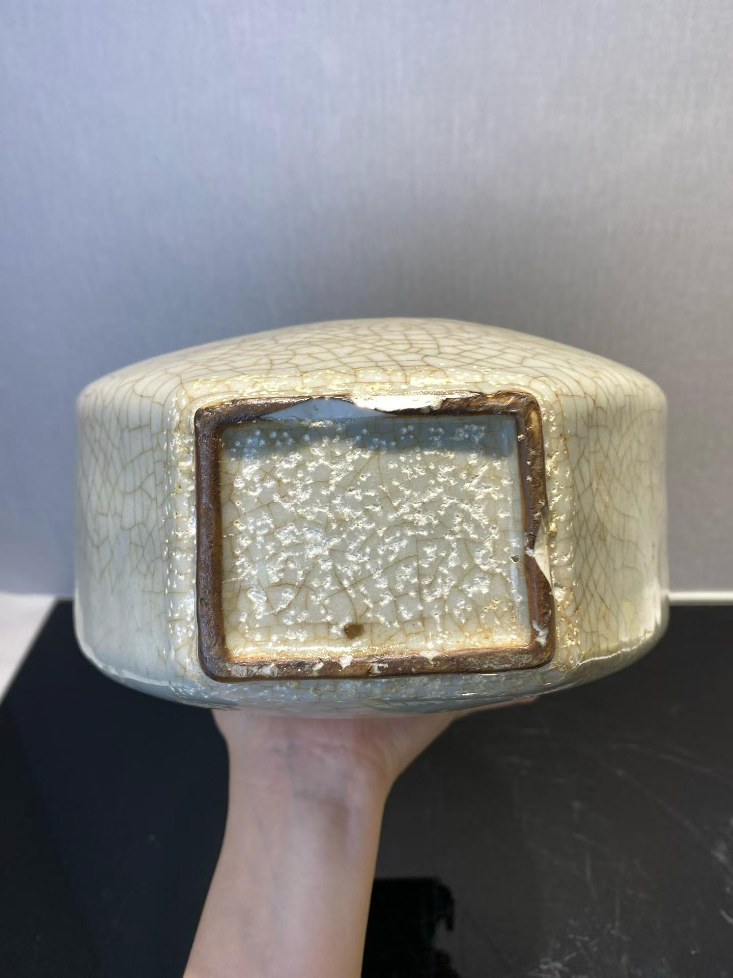 仿官釉兽耳扁瓶