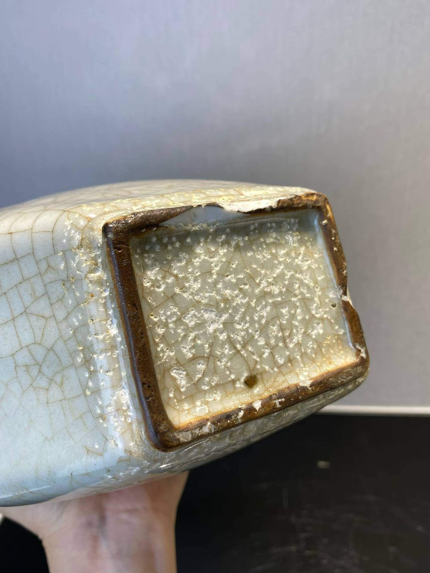 仿官釉兽耳扁瓶