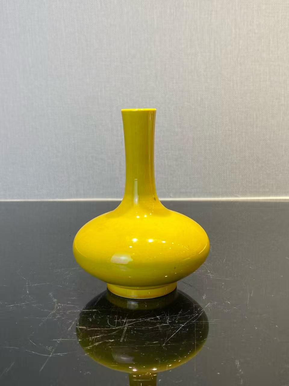鸡油黄釉荸荠瓶