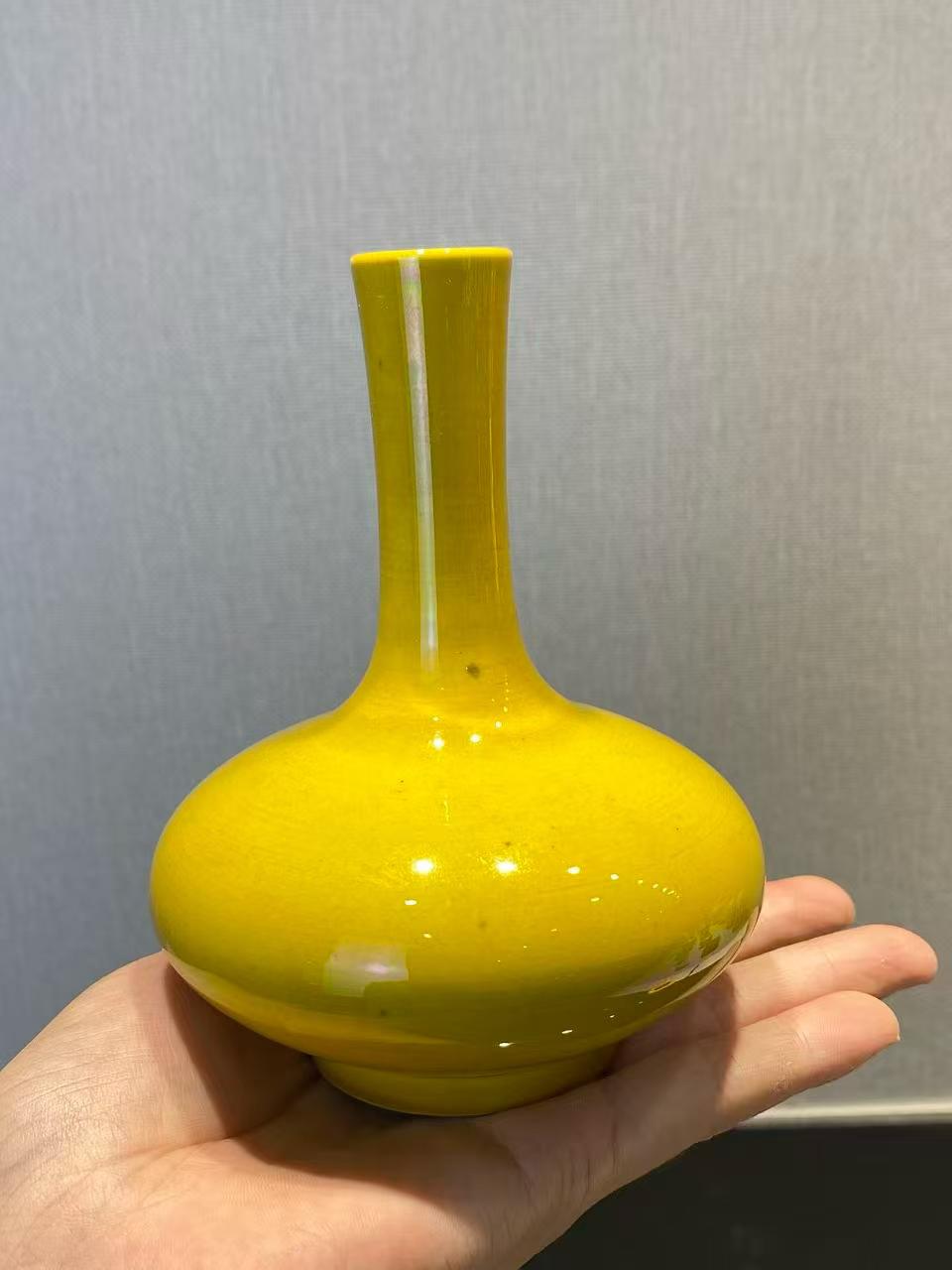 鸡油黄釉荸荠瓶