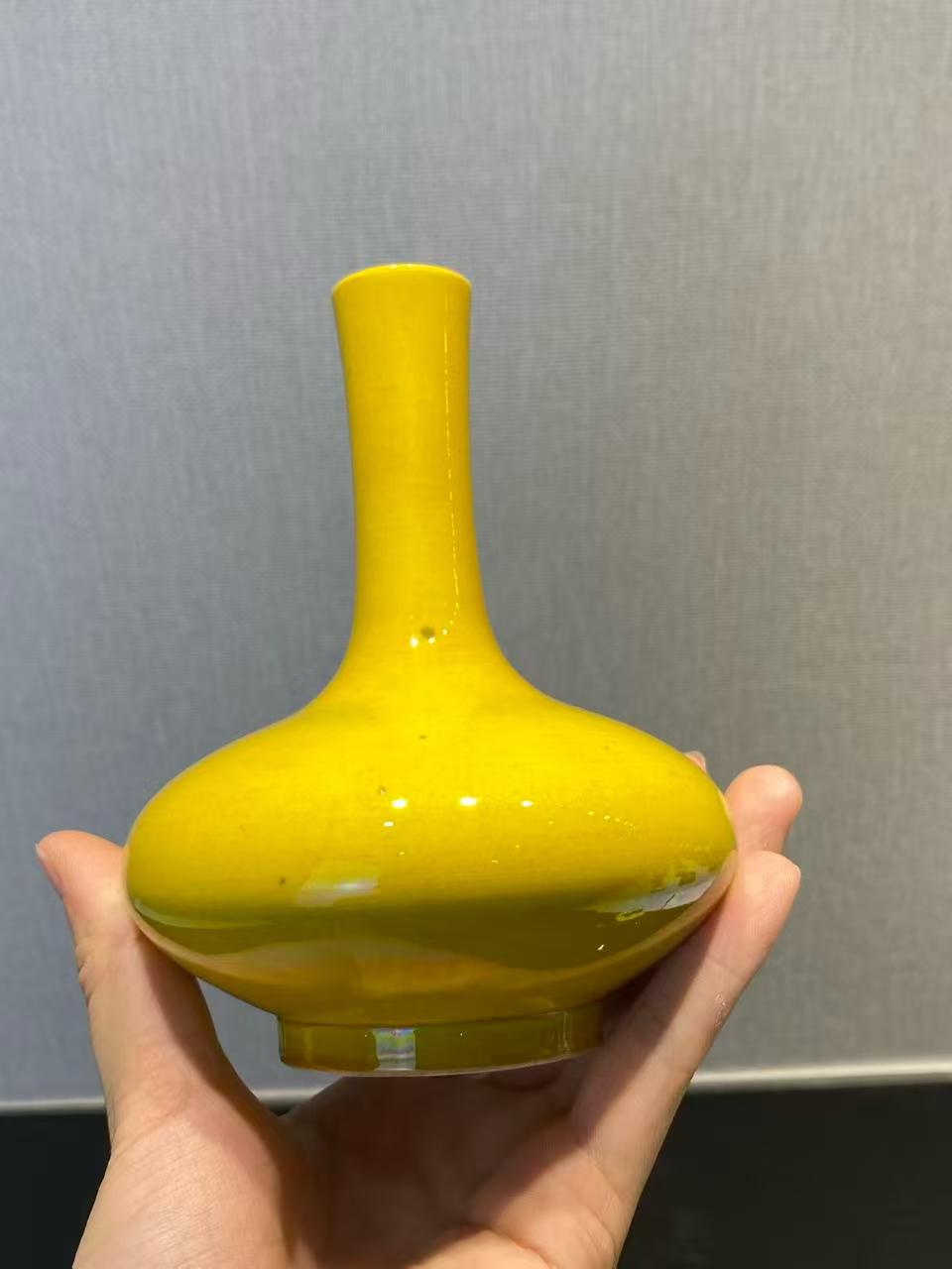 鸡油黄釉荸荠瓶