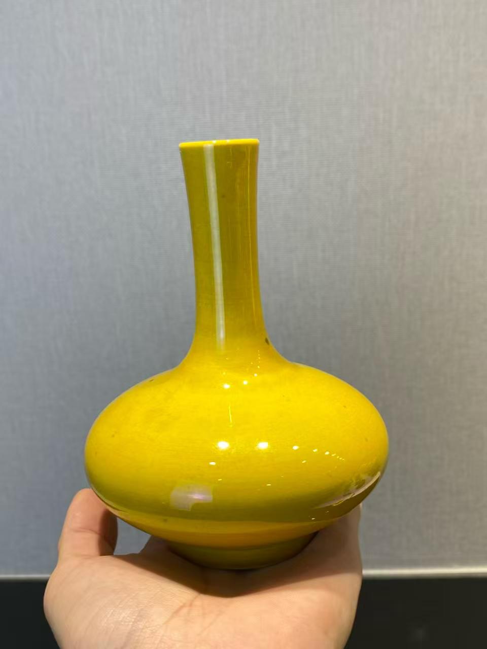 鸡油黄釉荸荠瓶