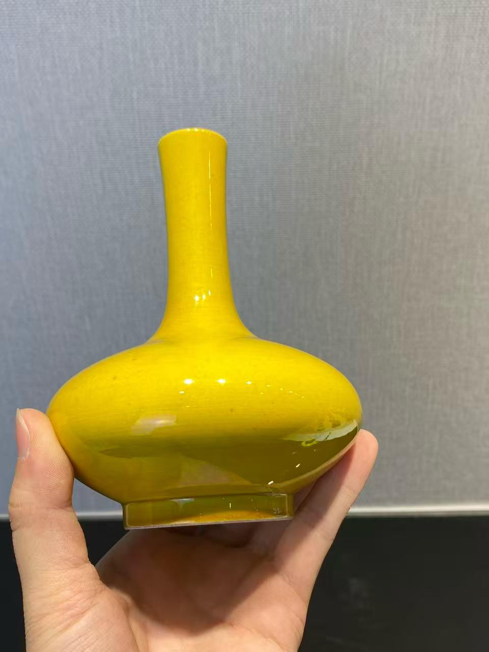 鸡油黄釉荸荠瓶