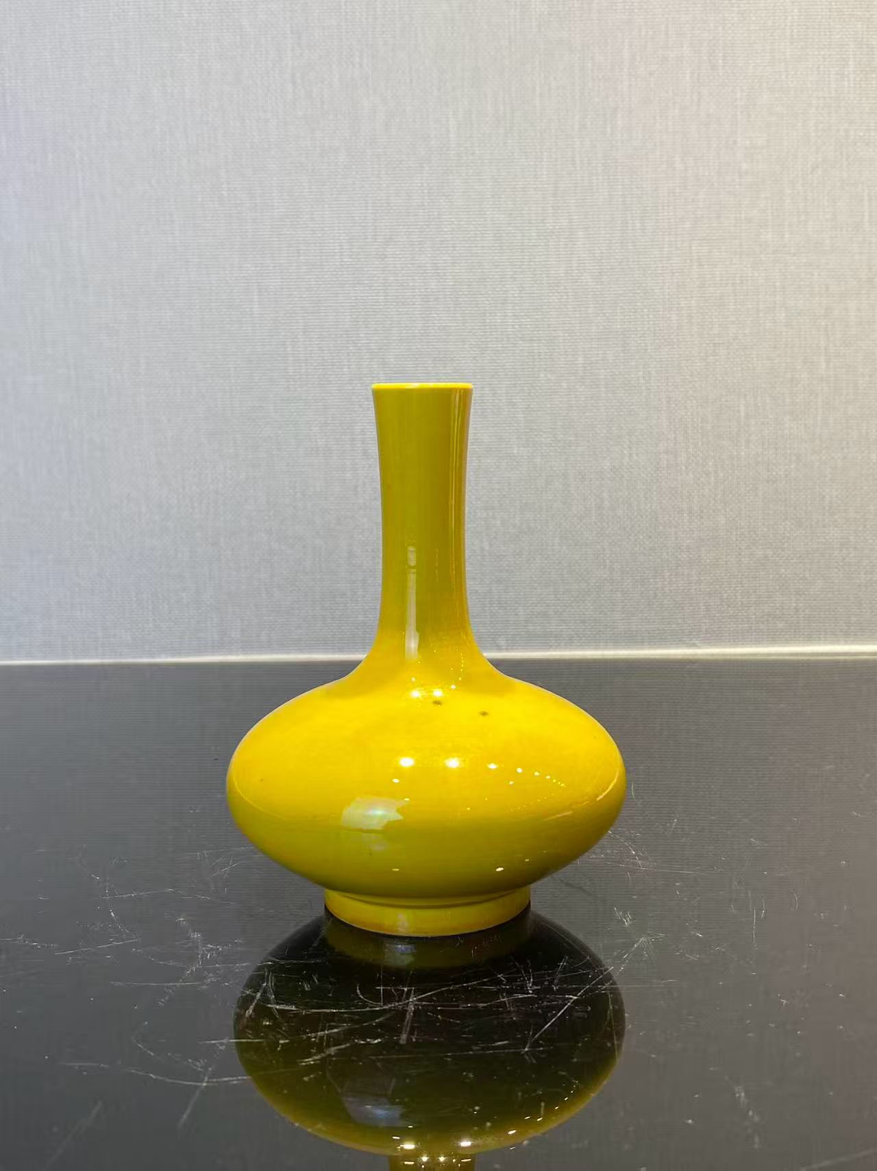 鸡油黄釉荸荠瓶
