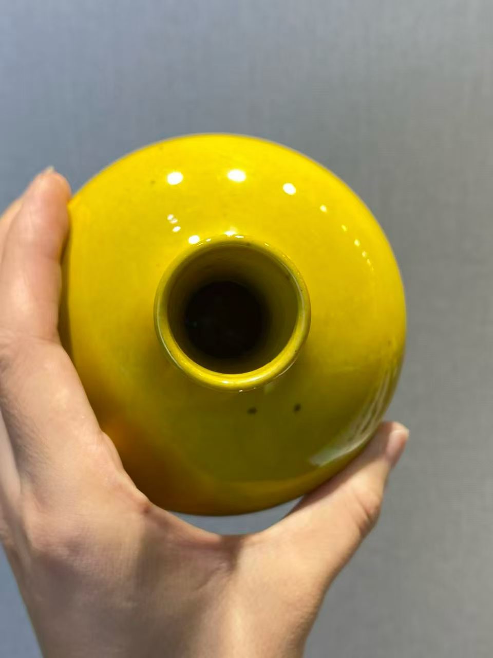 鸡油黄釉荸荠瓶