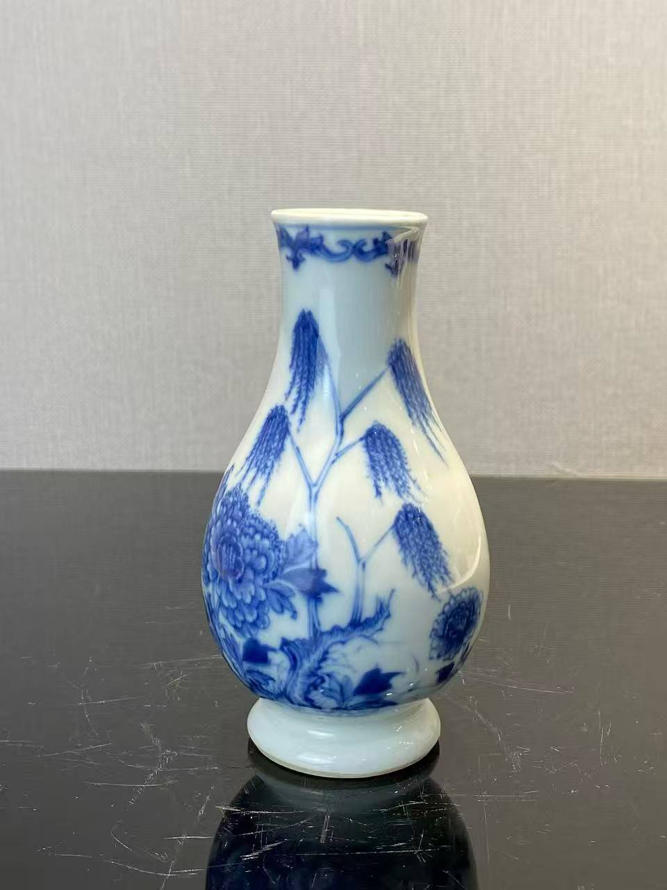 青花柳树牡丹纹琵琶尊