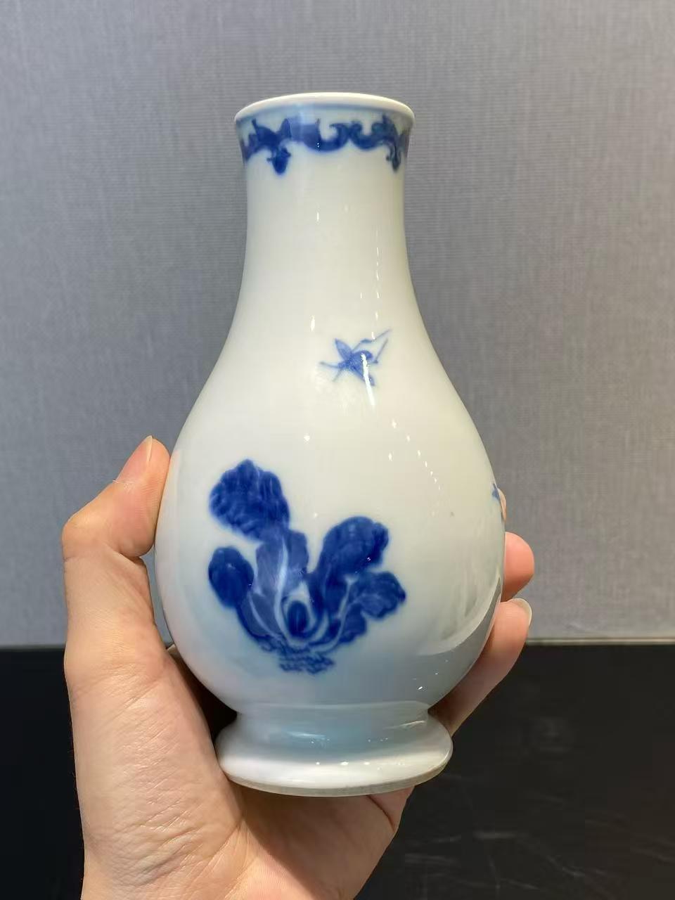 青花柳树牡丹纹琵琶尊