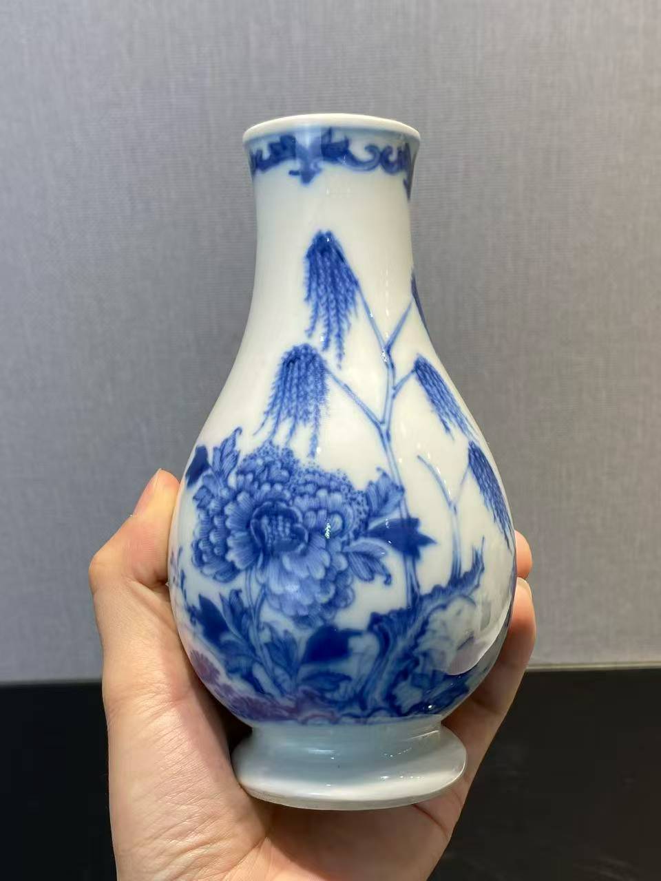 青花柳树牡丹纹琵琶尊