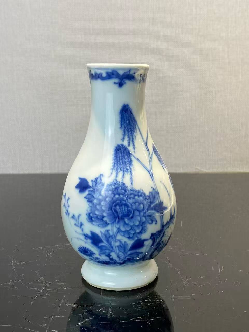 青花柳树牡丹纹琵琶尊