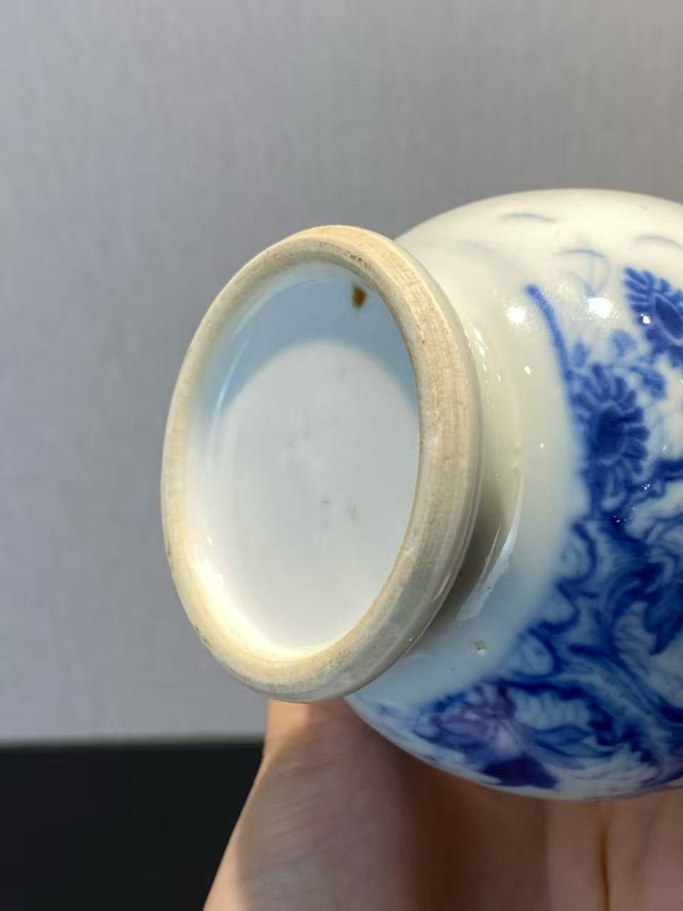 青花柳树牡丹纹琵琶尊