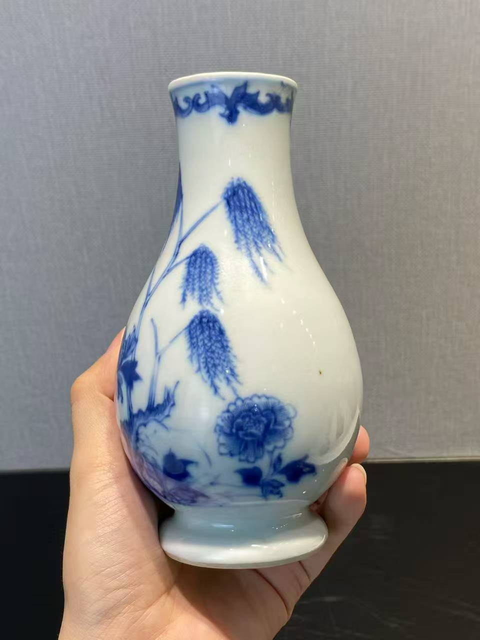 青花柳树牡丹纹琵琶尊