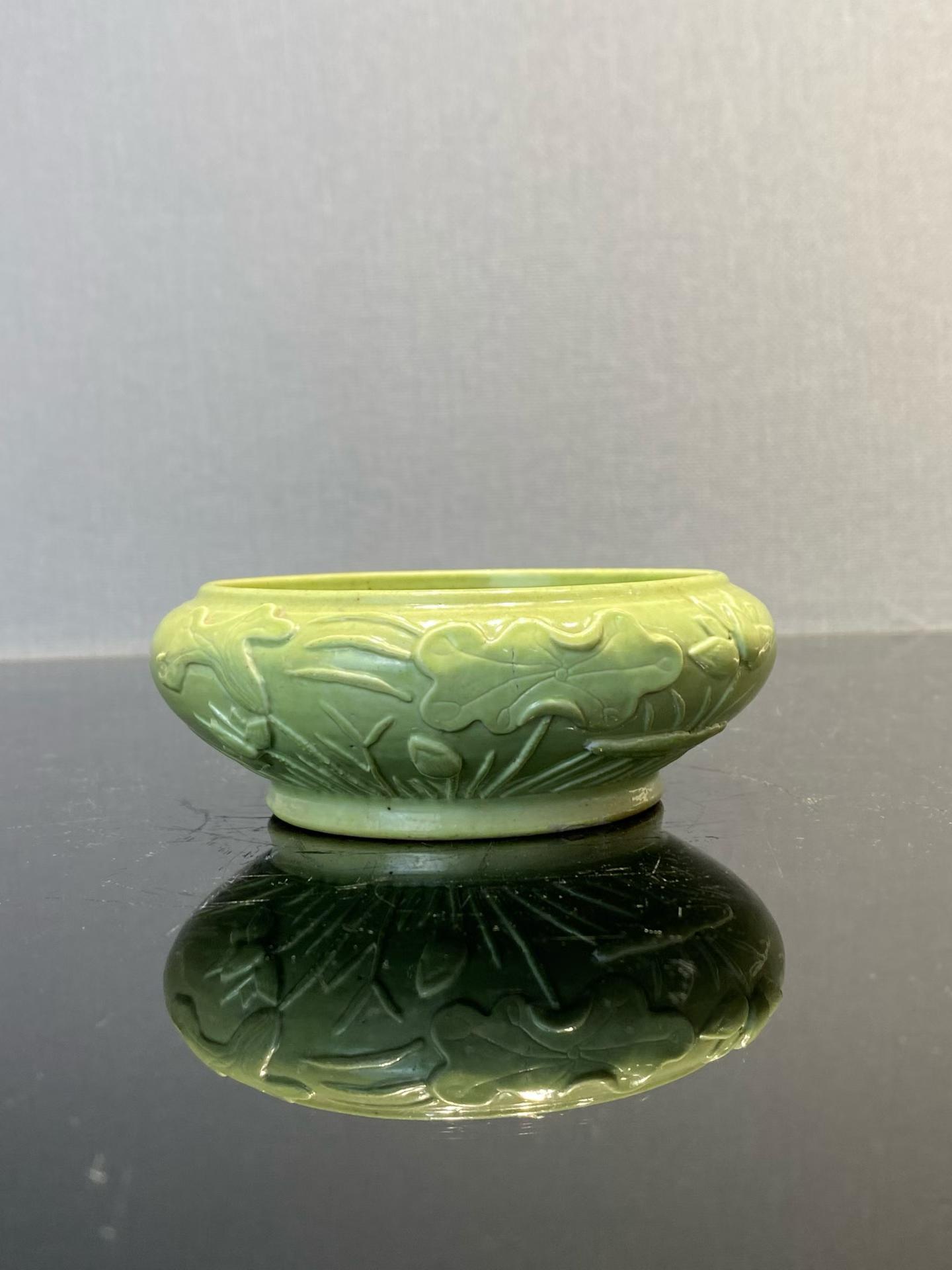 苹果绿釉浮雕荷花纹笔洗