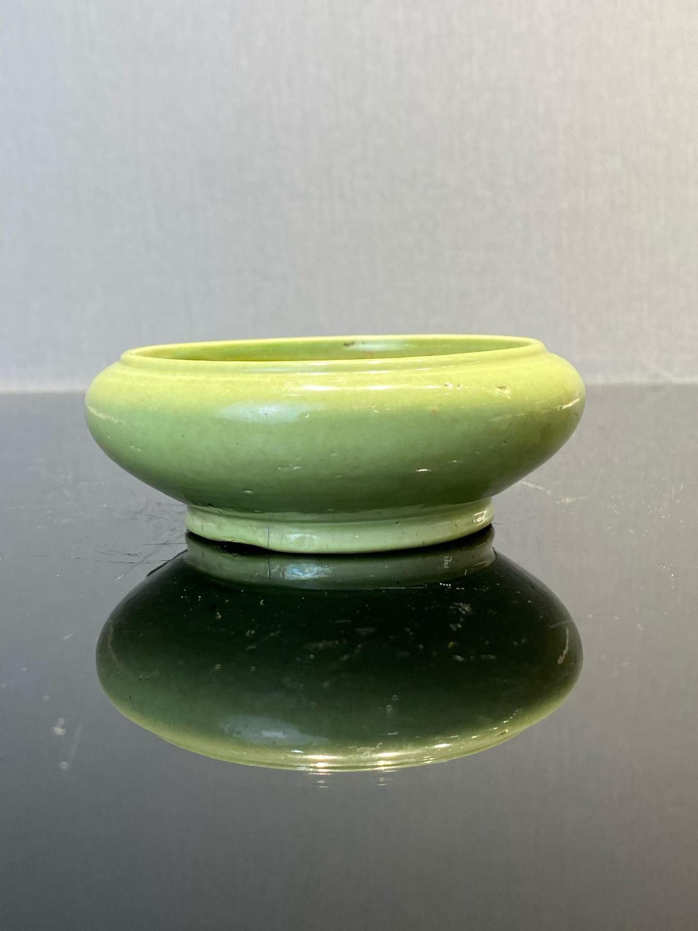 苹果绿釉浮雕荷花纹笔洗