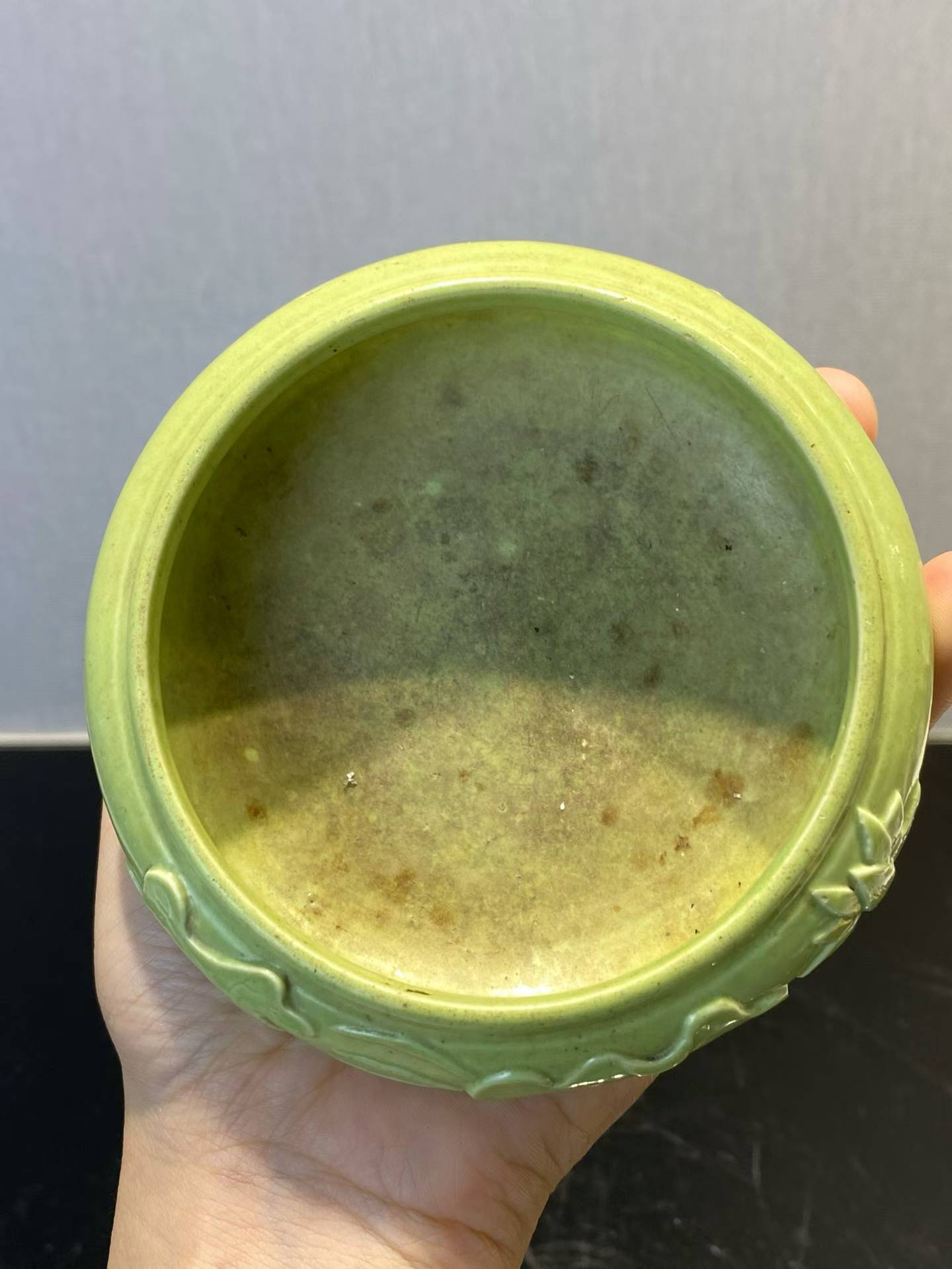 苹果绿釉浮雕荷花纹笔洗