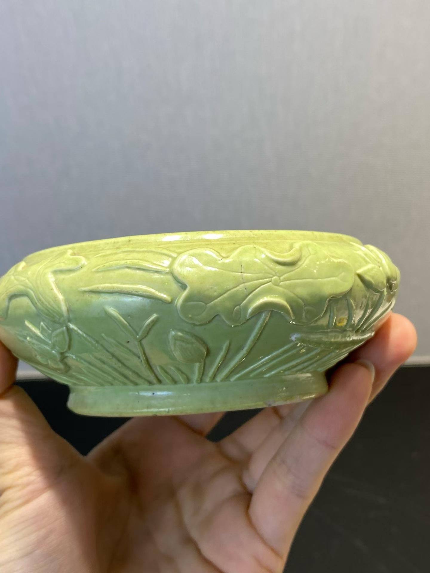 苹果绿釉浮雕荷花纹笔洗
