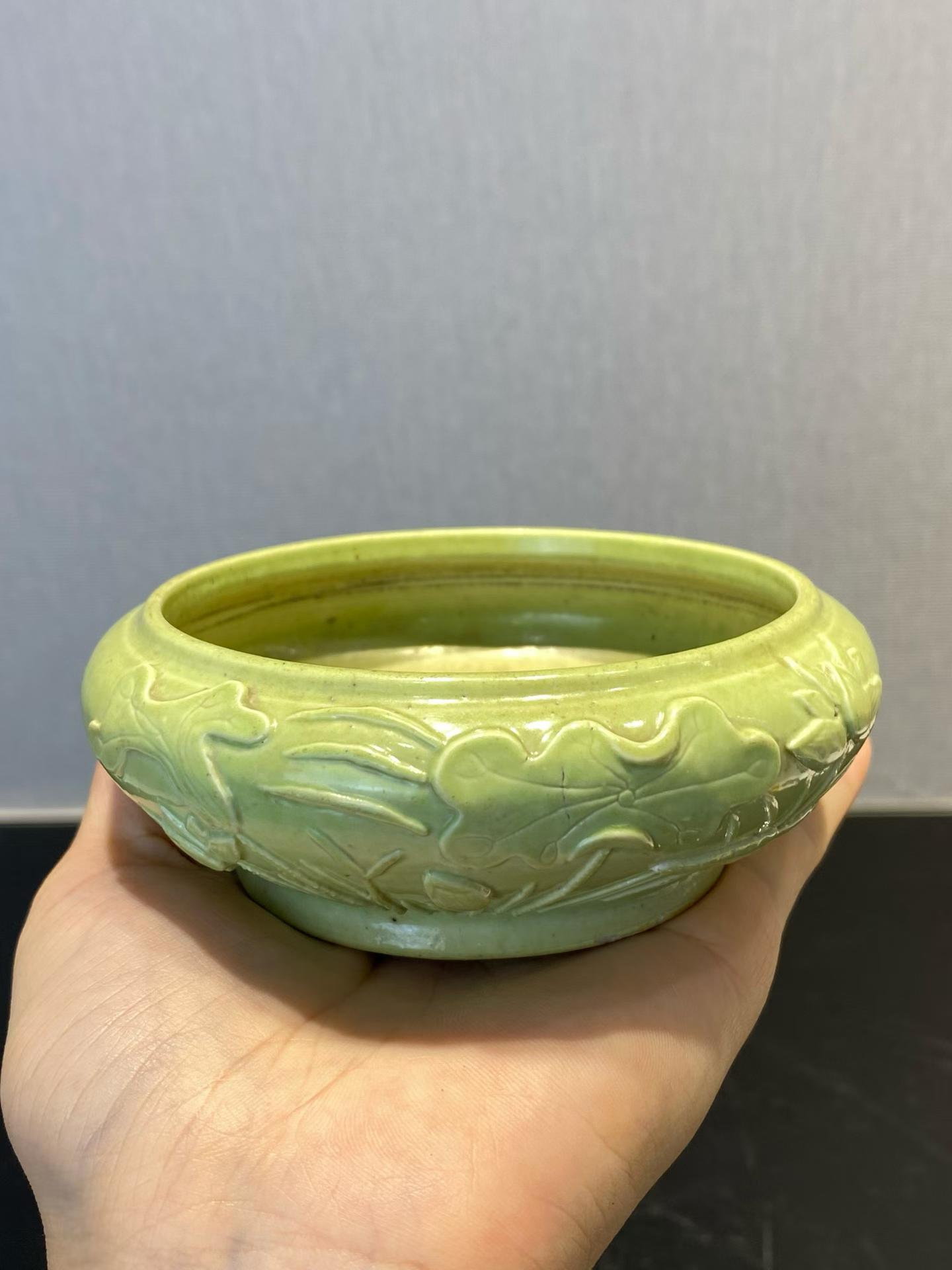 苹果绿釉浮雕荷花纹笔洗