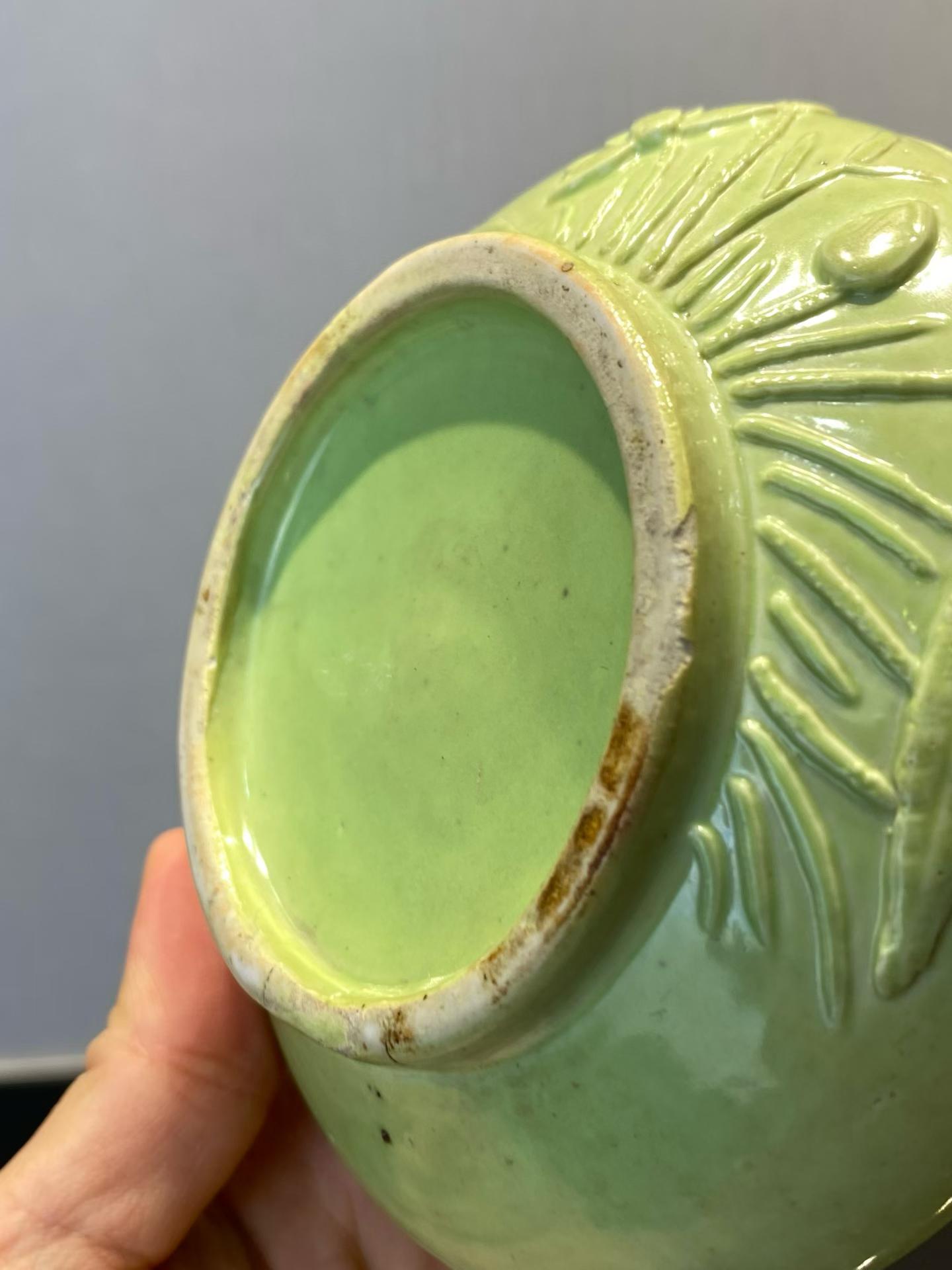 苹果绿釉浮雕荷花纹笔洗