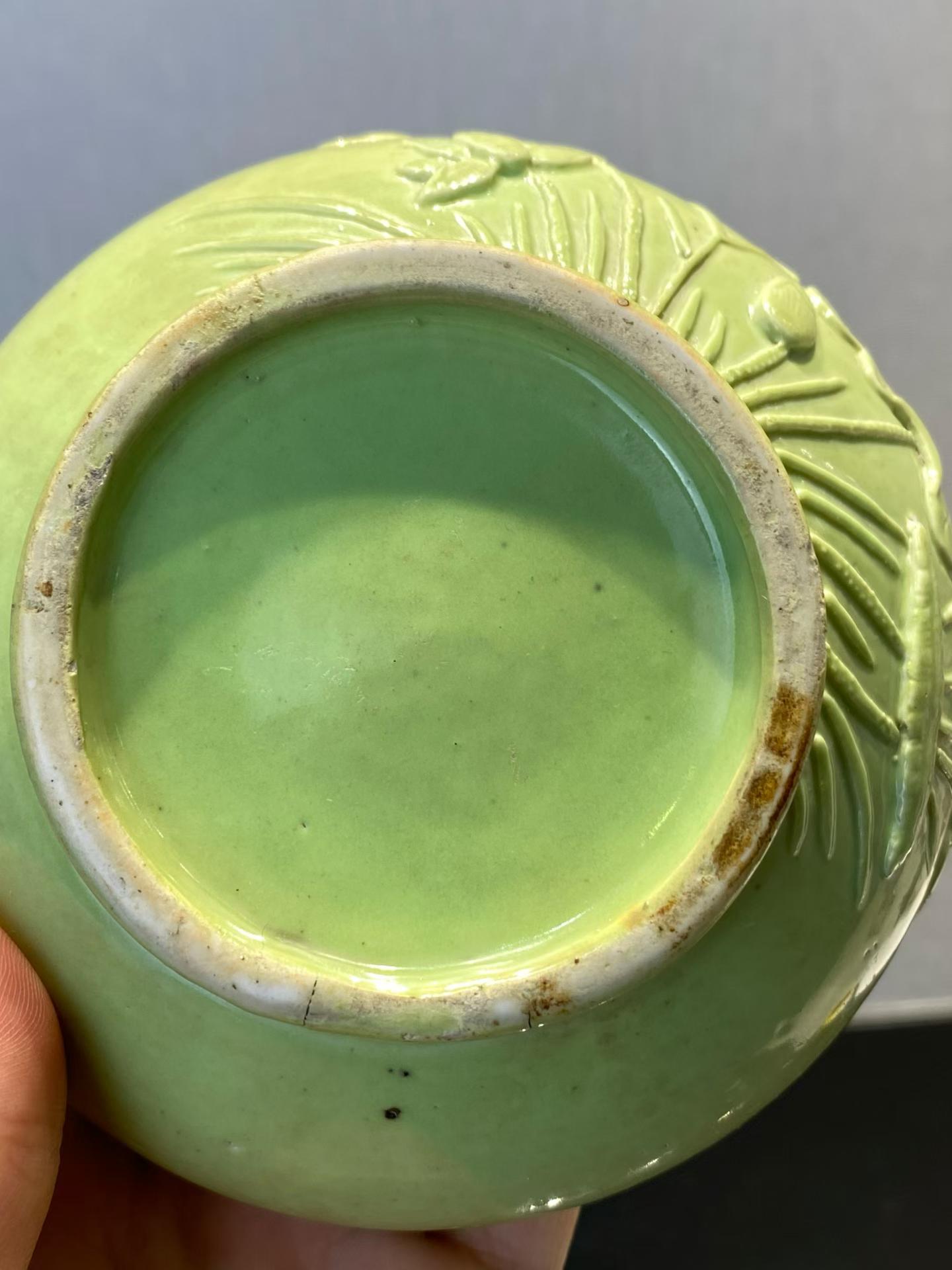 苹果绿釉浮雕荷花纹笔洗