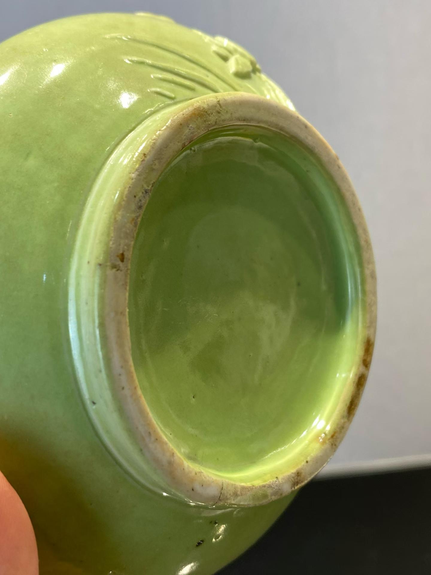 苹果绿釉浮雕荷花纹笔洗