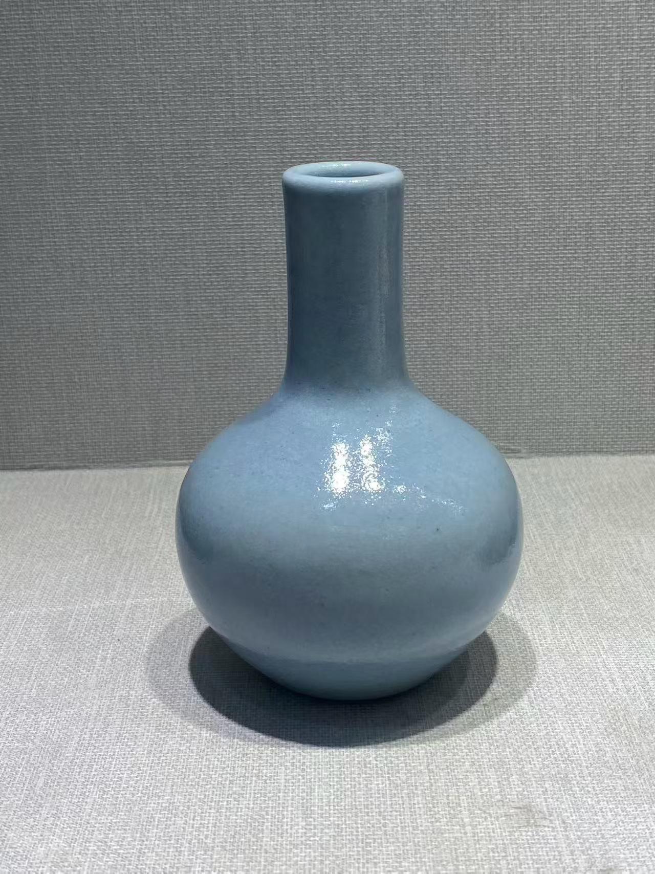 仿汝釉天球瓶