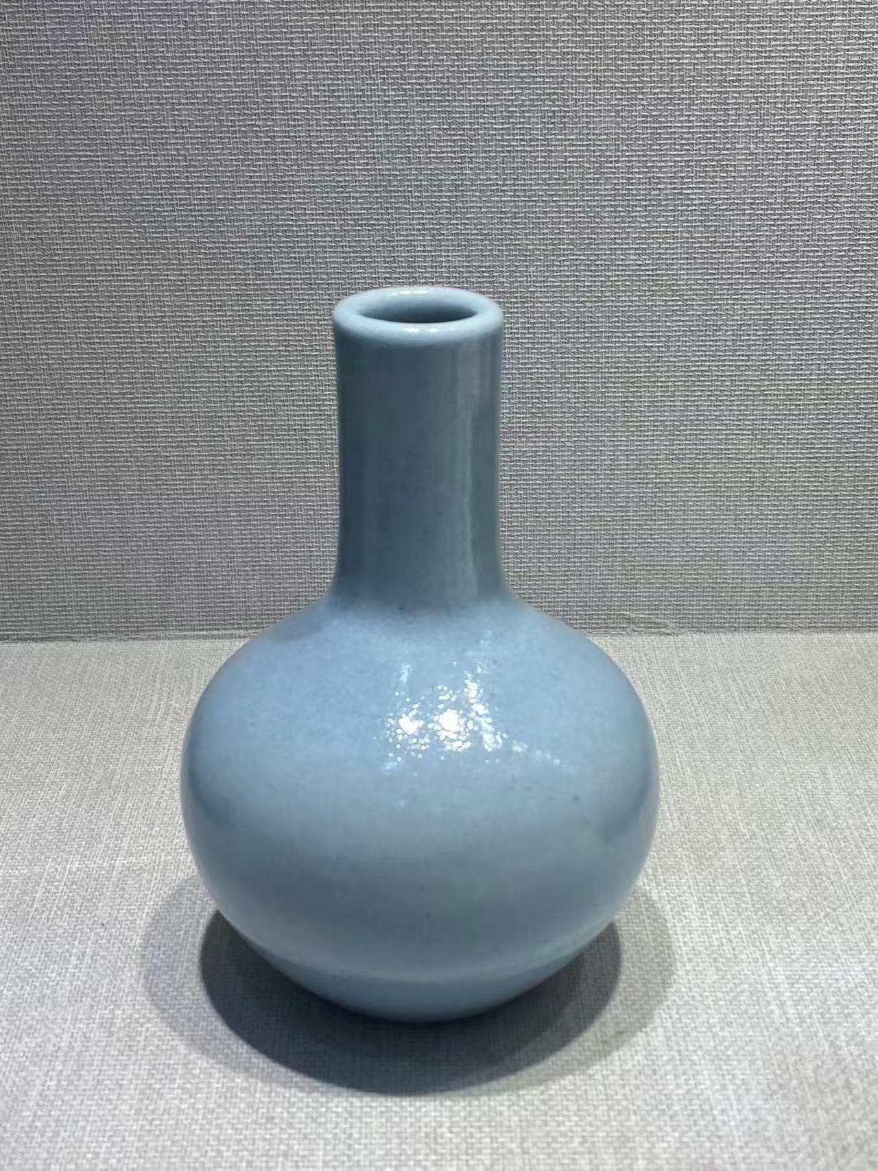 仿汝釉天球瓶
