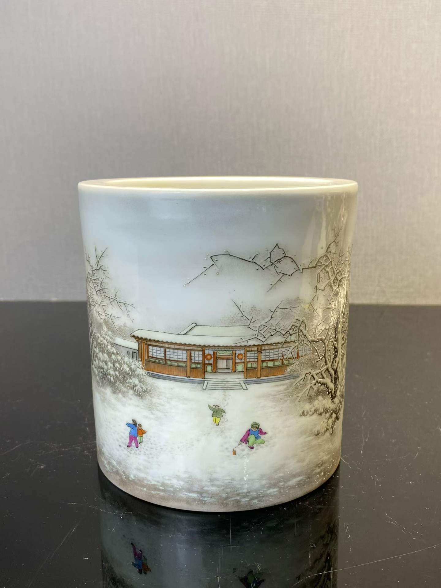 粉彩雪景人物图笔筒
