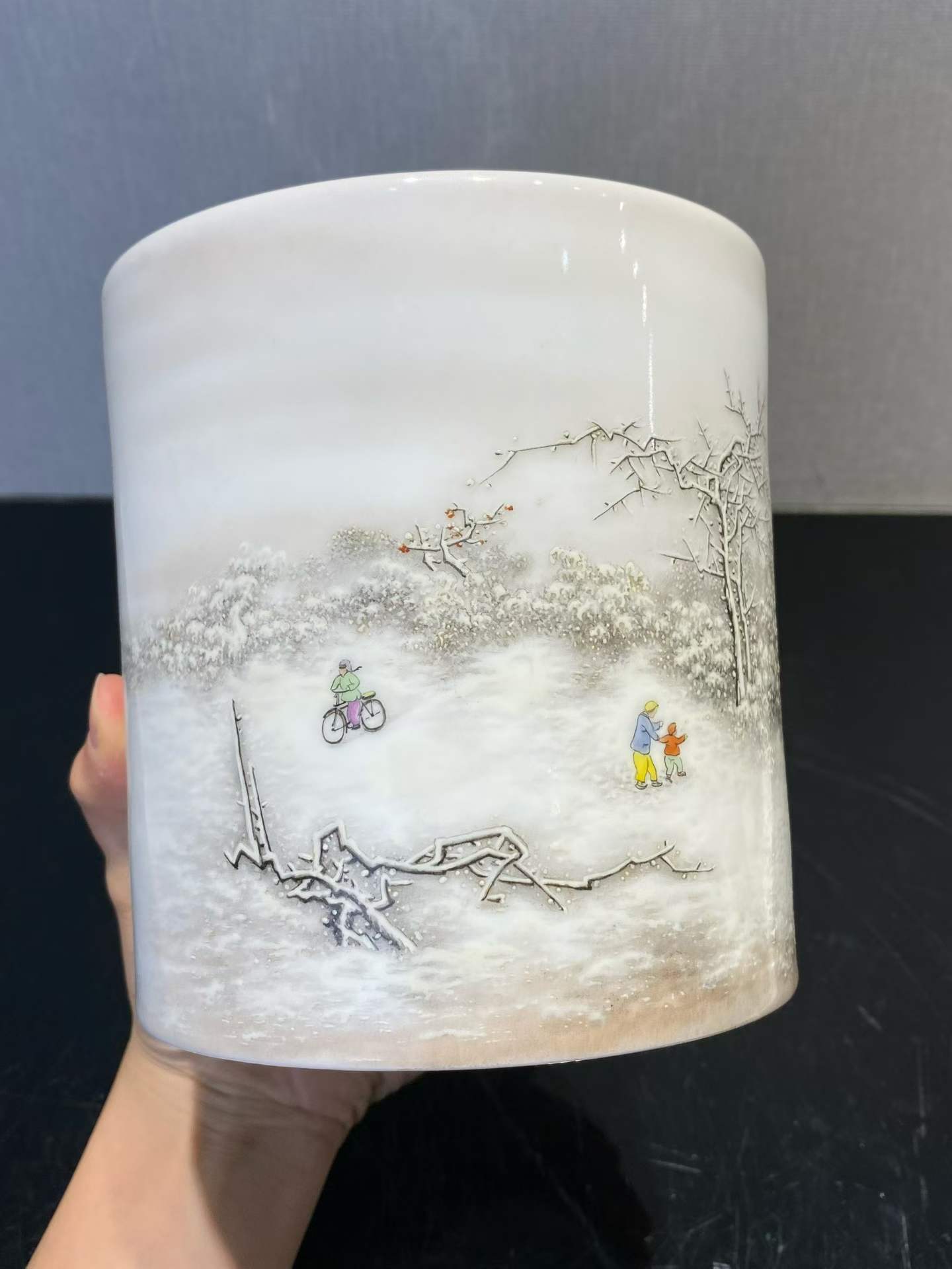 粉彩雪景人物图笔筒