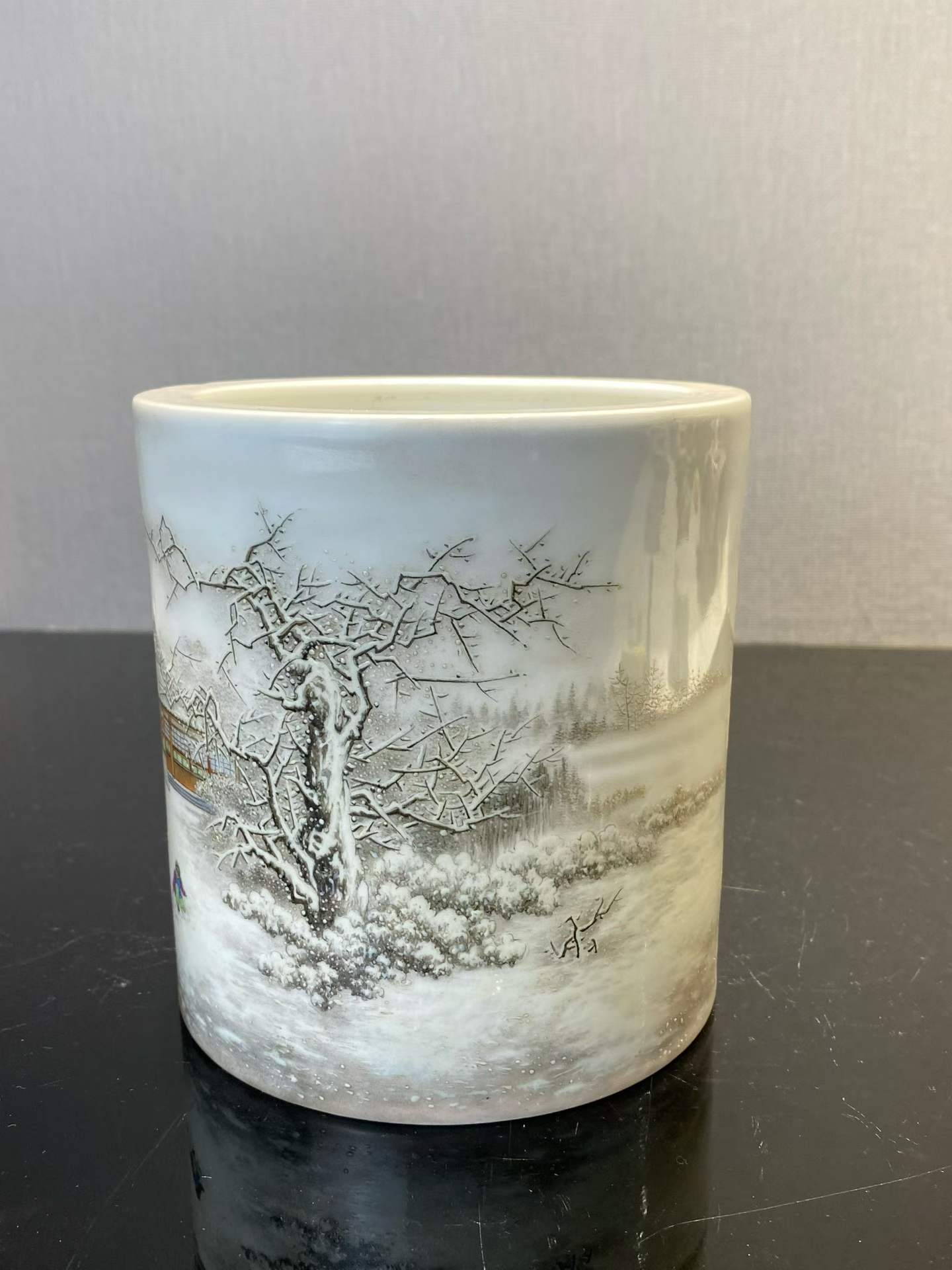 粉彩雪景人物图笔筒