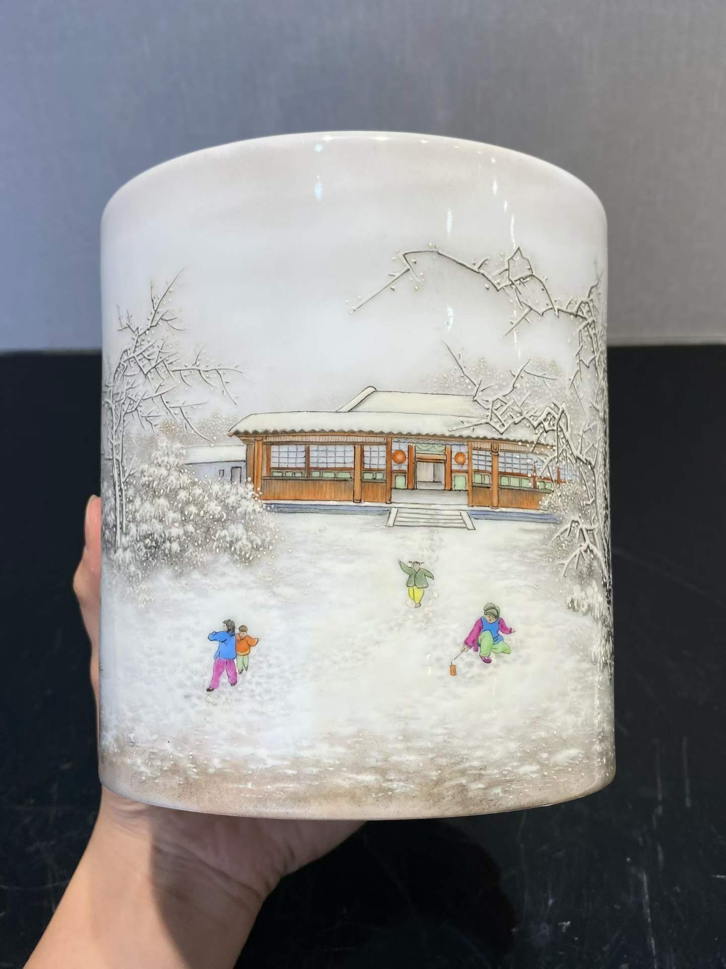 粉彩雪景人物图笔筒