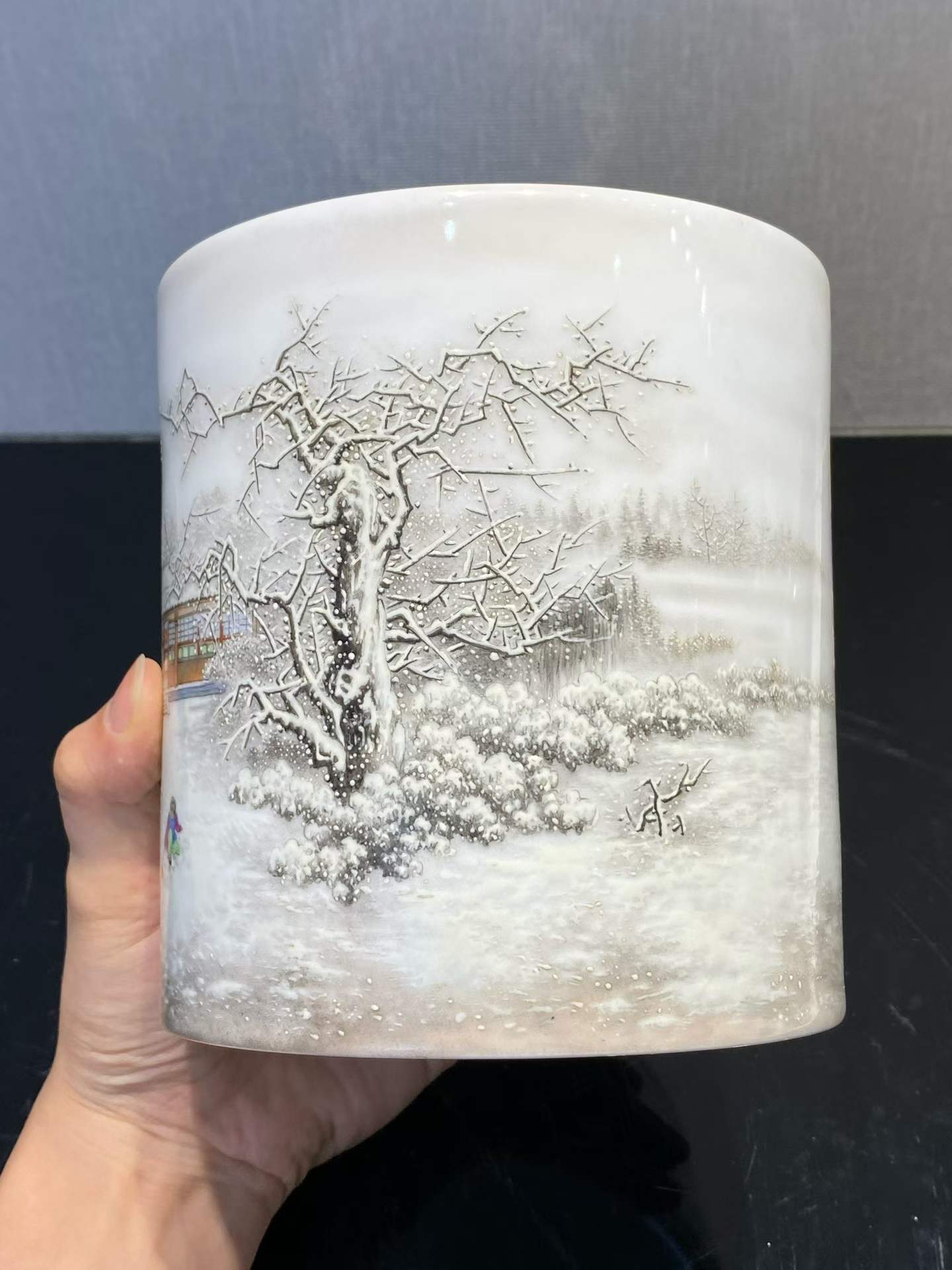 粉彩雪景人物图笔筒