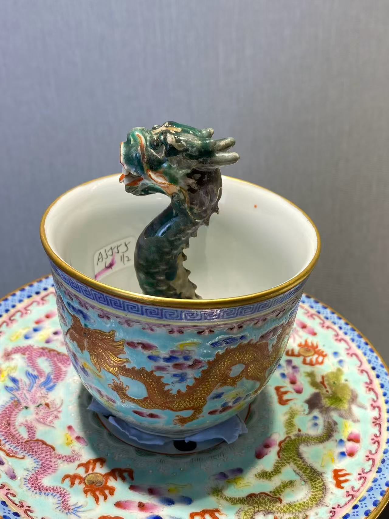 粉彩海水云龙纹公道杯