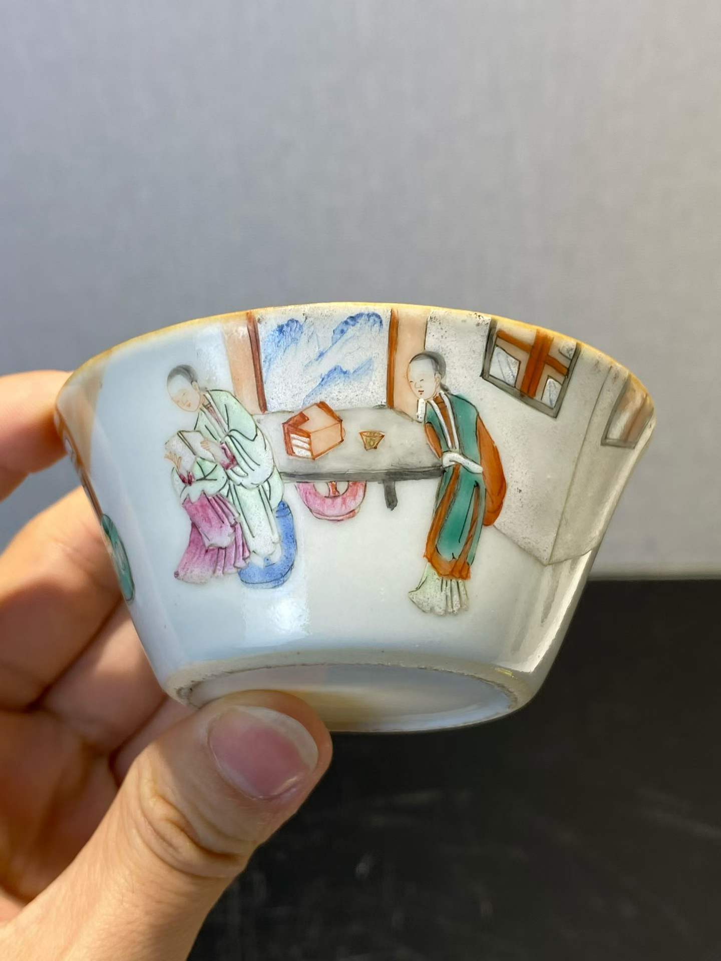 粉彩西厢记纹马蹄杯