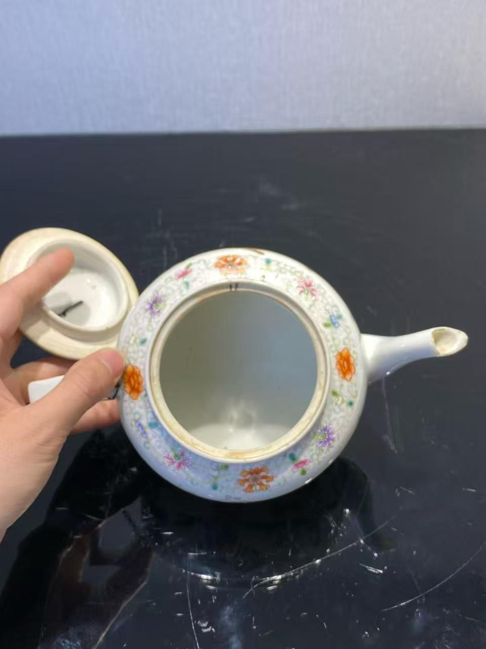 粉彩婴戏图茶壶