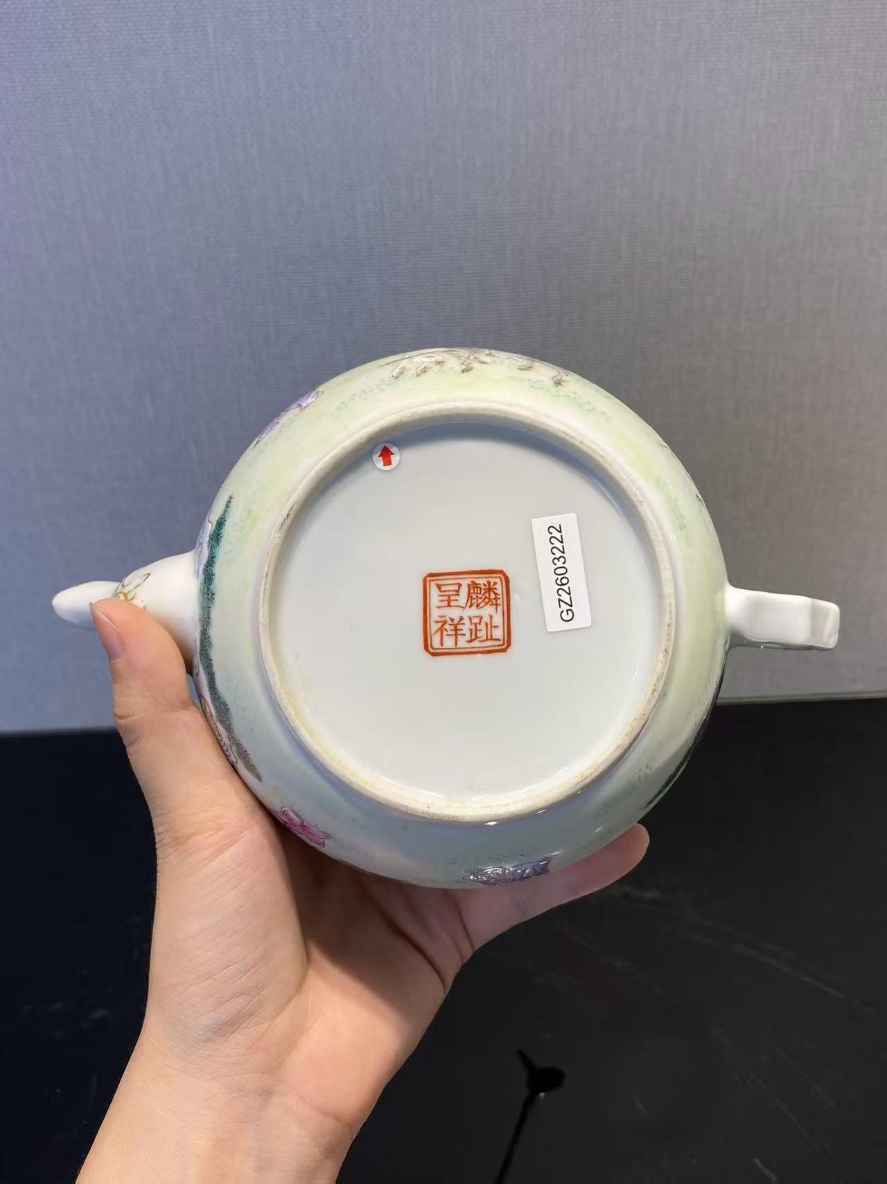 粉彩婴戏图茶壶