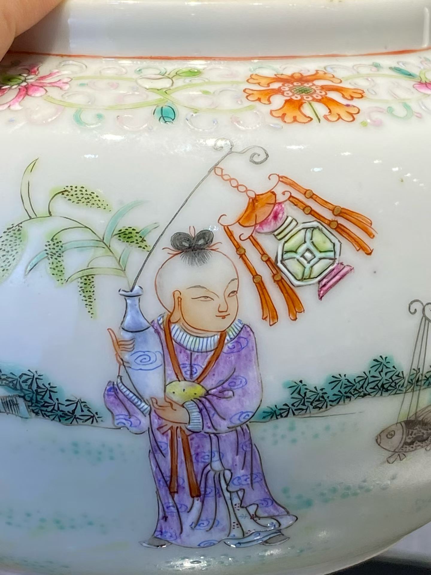 粉彩婴戏图茶壶