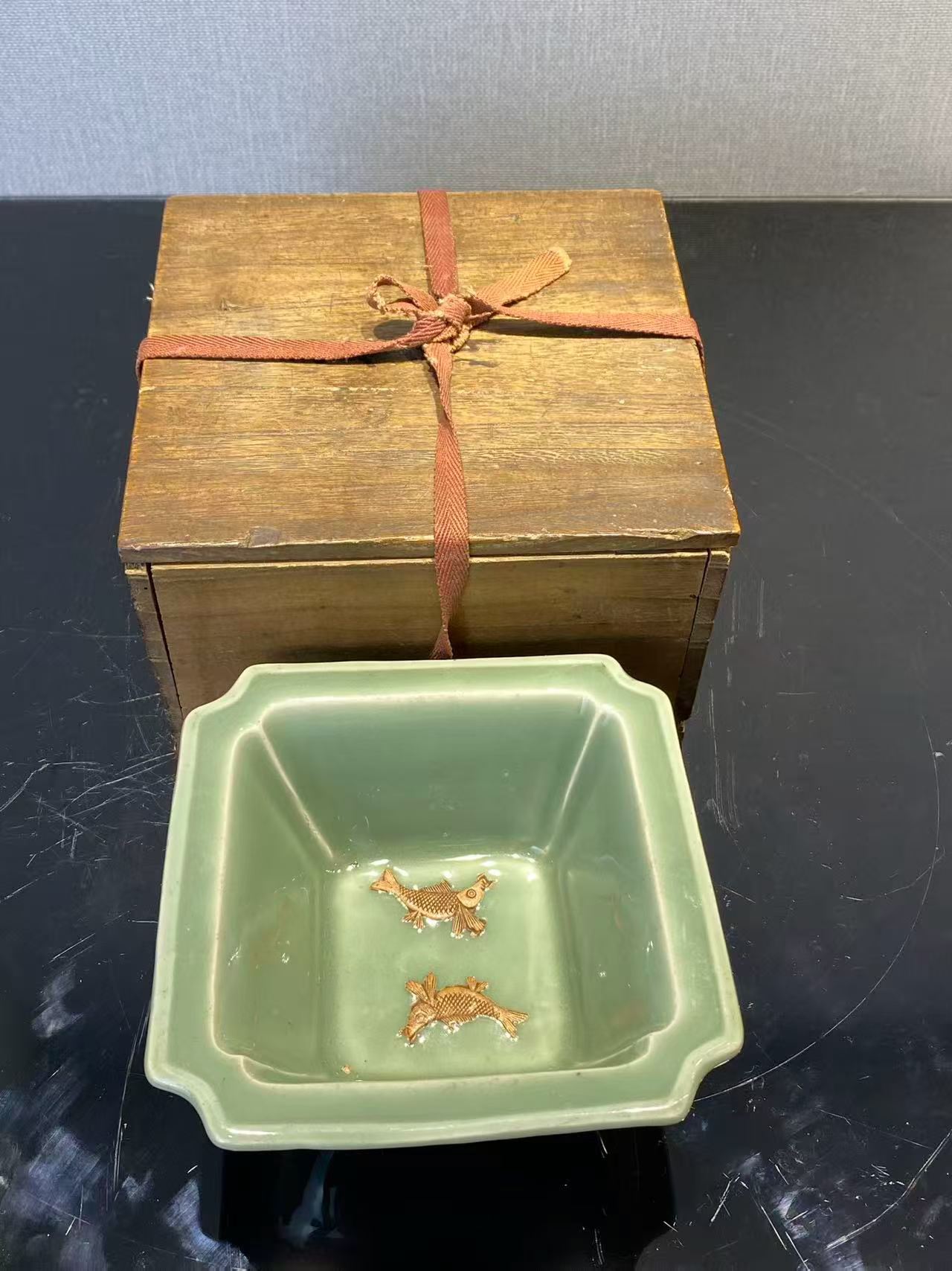 景德镇窑双鱼洗带木盒