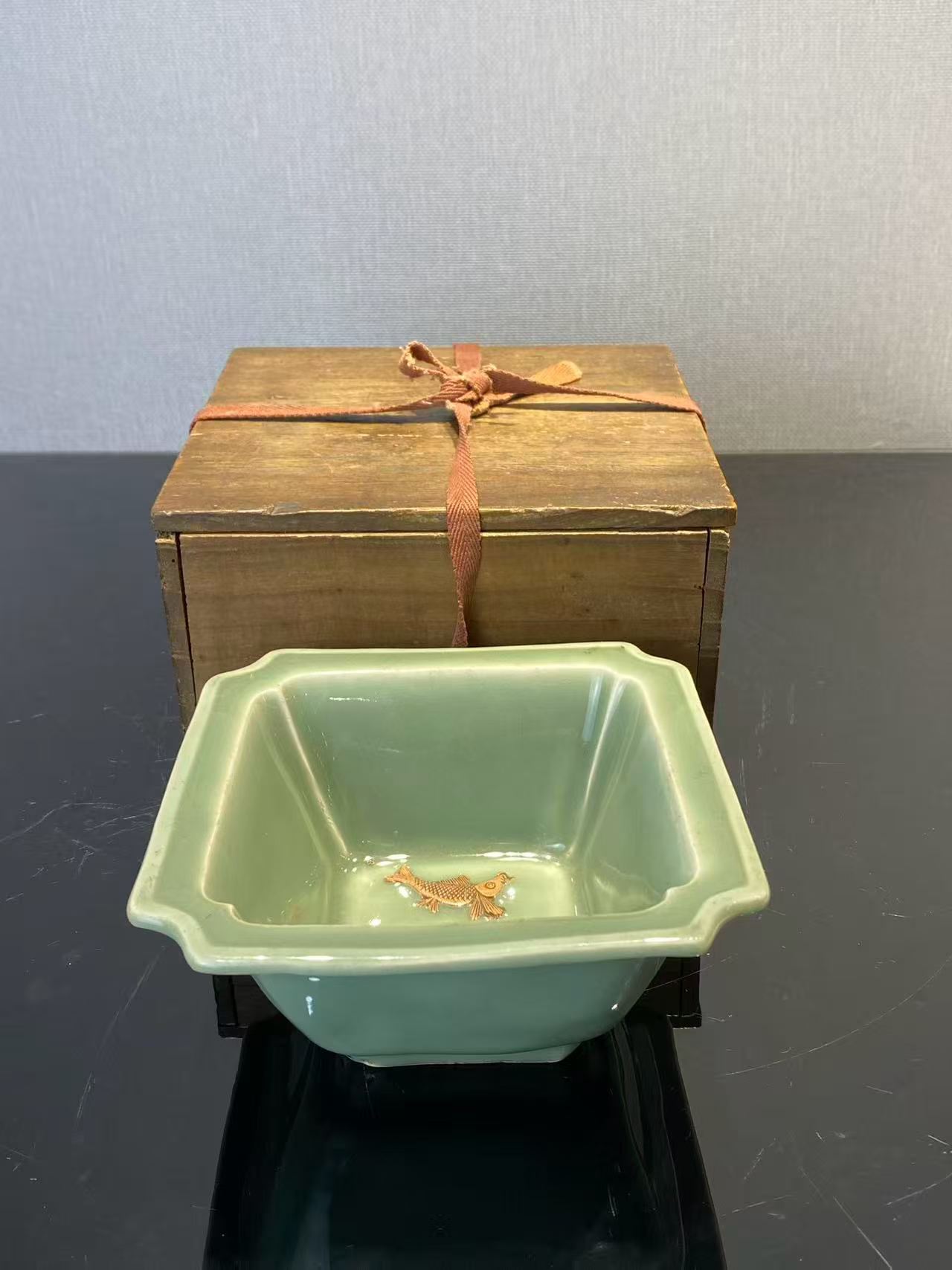 景德镇窑双鱼洗带木盒