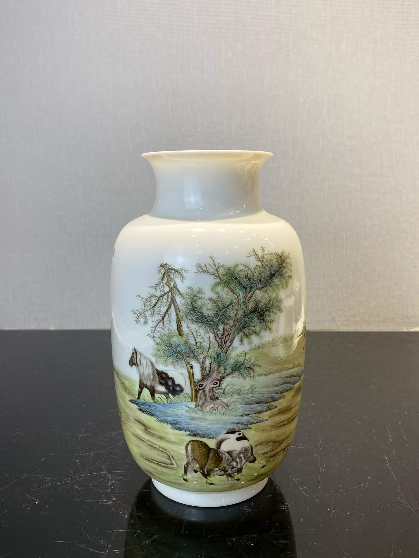 珐琅彩八骏图诗文灯笼瓶