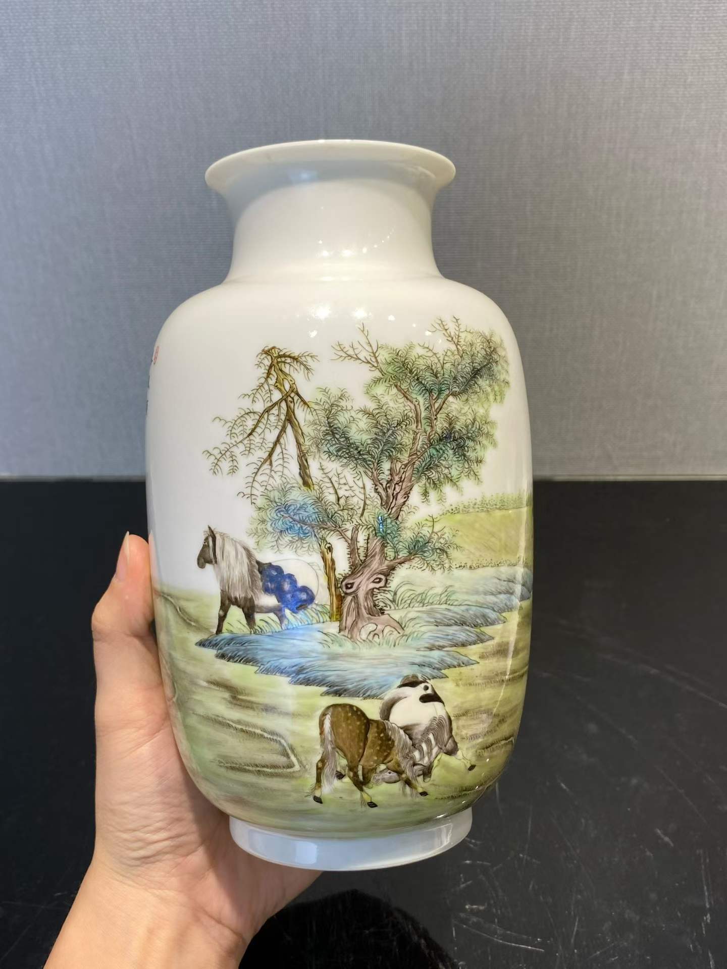 珐琅彩八骏图诗文灯笼瓶