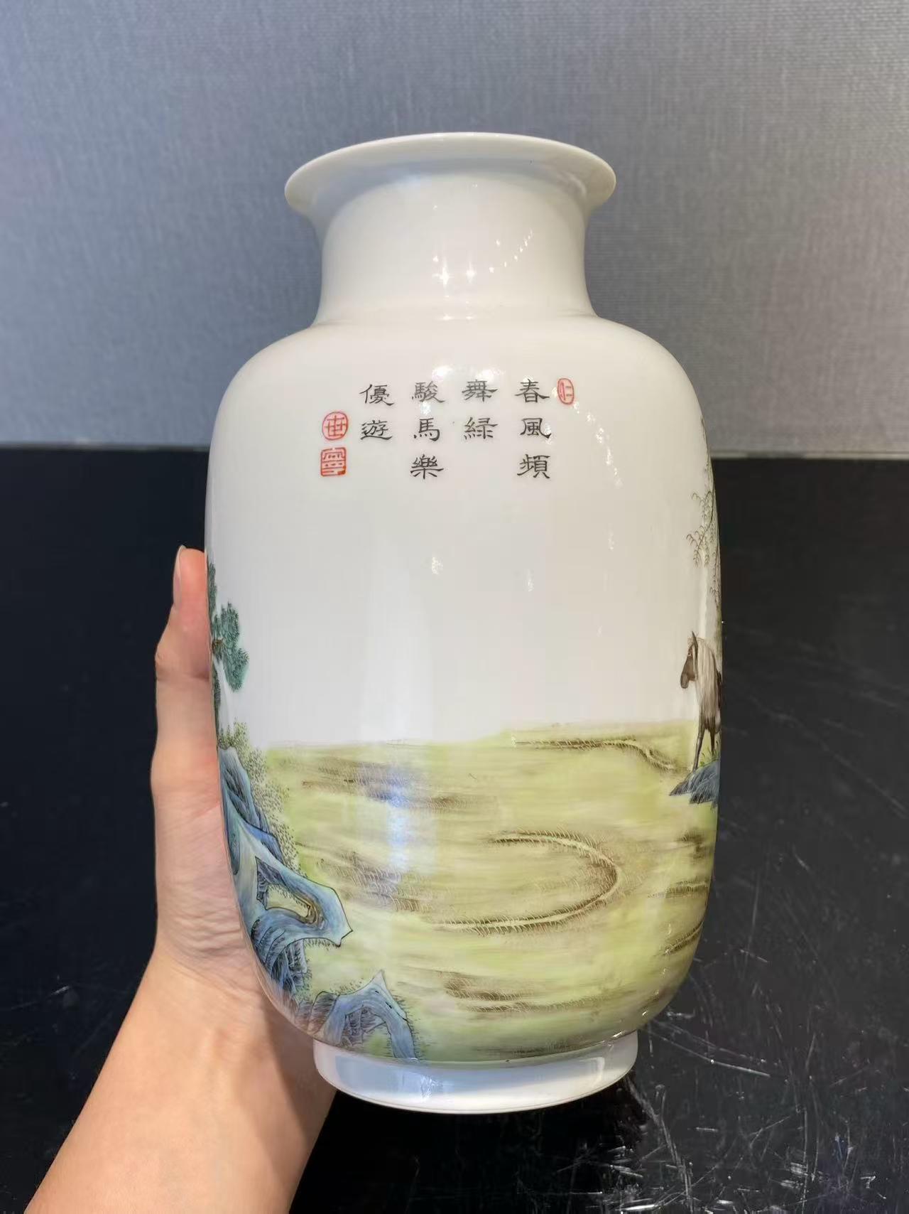 珐琅彩八骏图诗文灯笼瓶