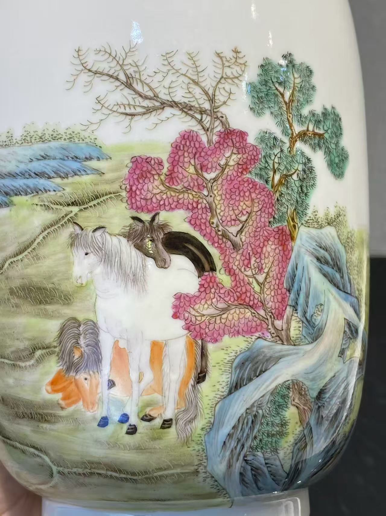 珐琅彩八骏图诗文灯笼瓶