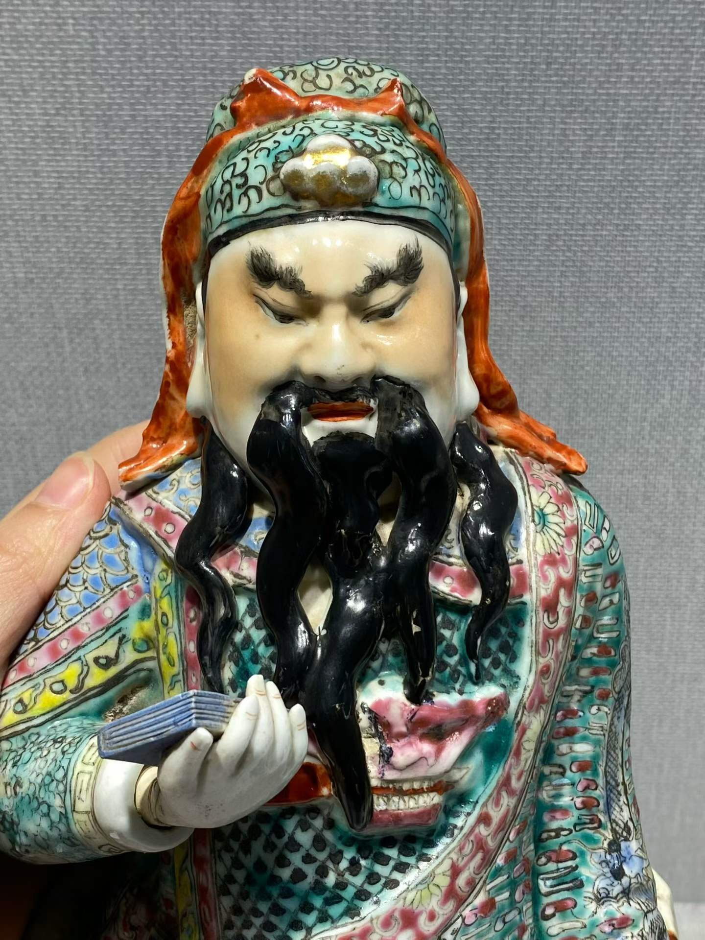 粉彩关羽读春秋塑像