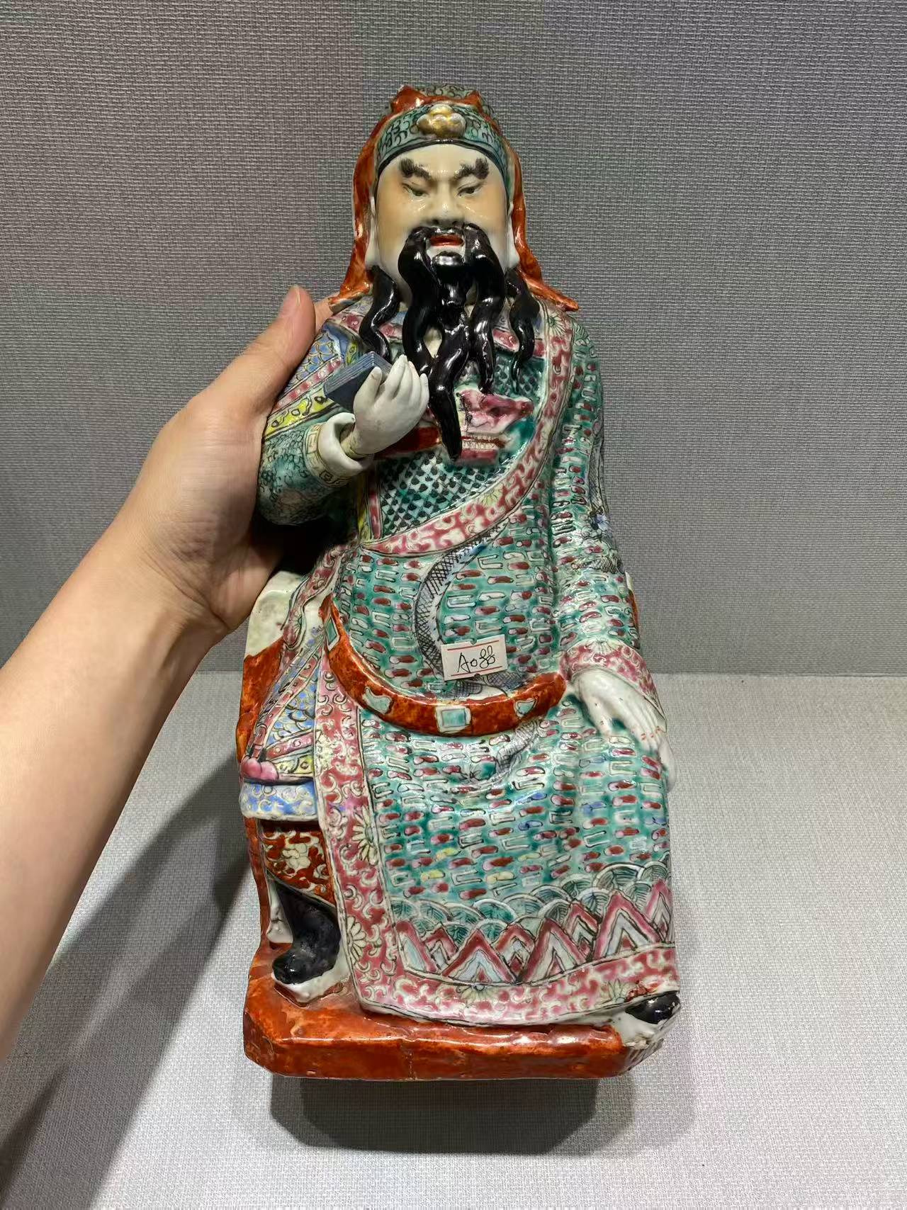 粉彩关羽读春秋塑像