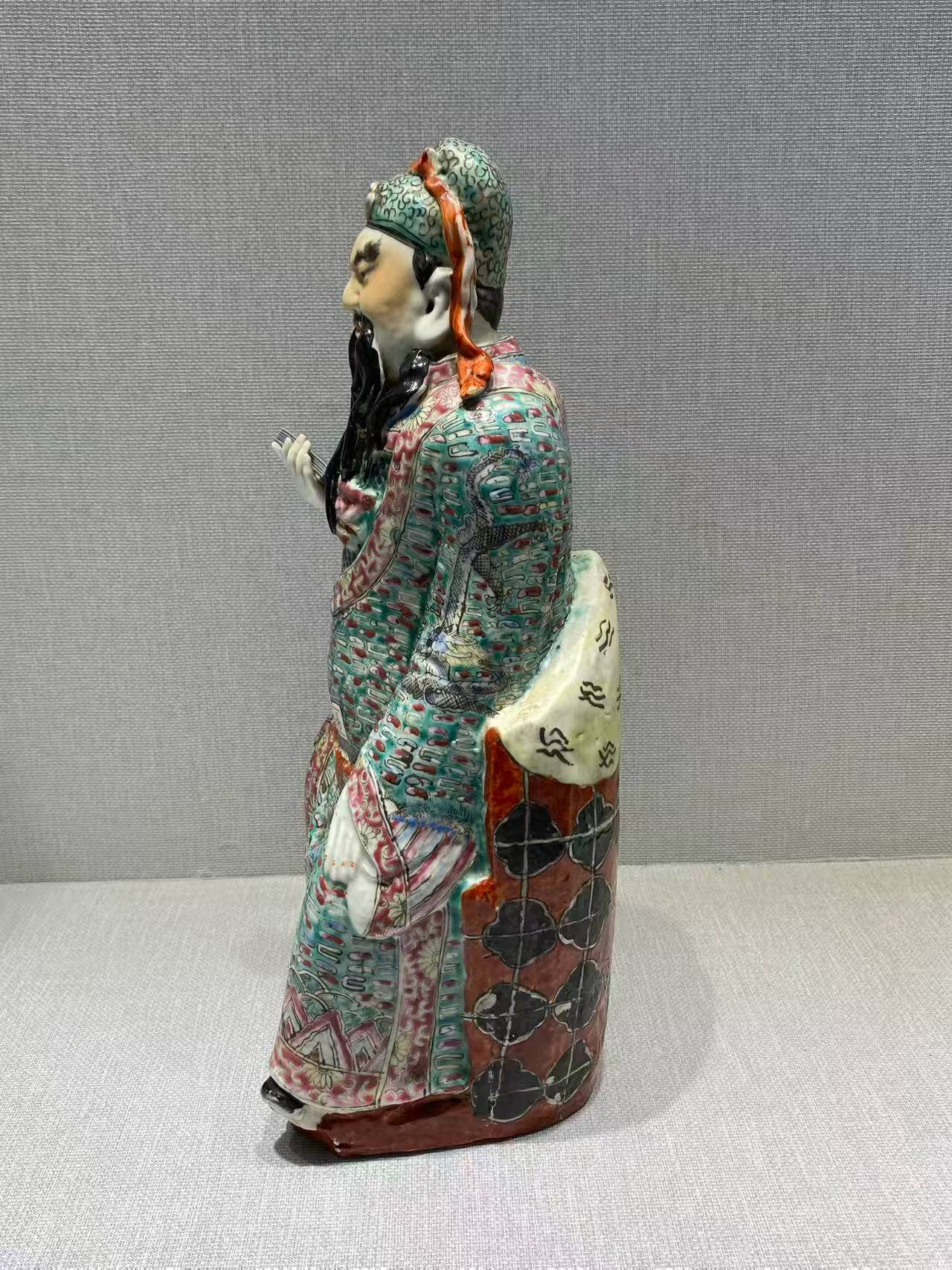 粉彩关羽读春秋塑像