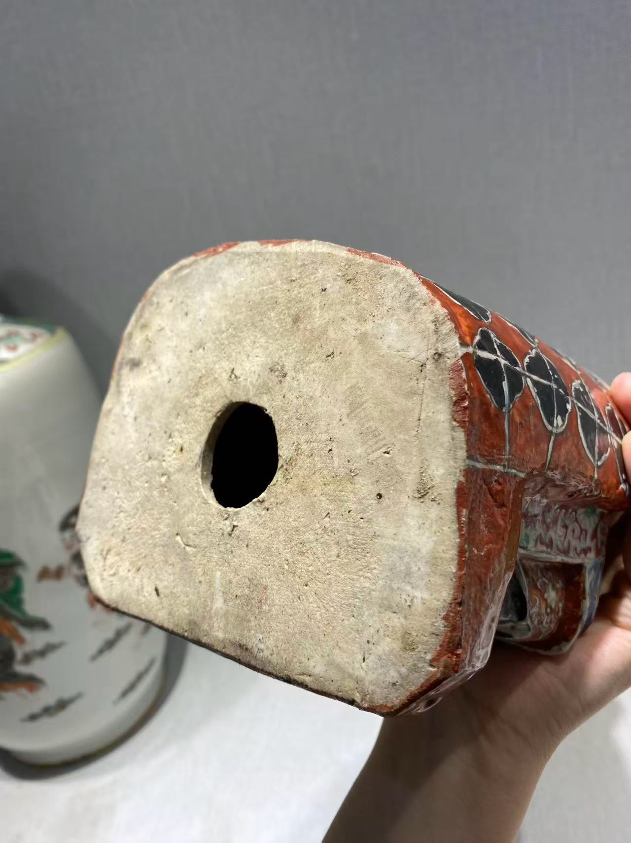 粉彩关羽读春秋塑像
