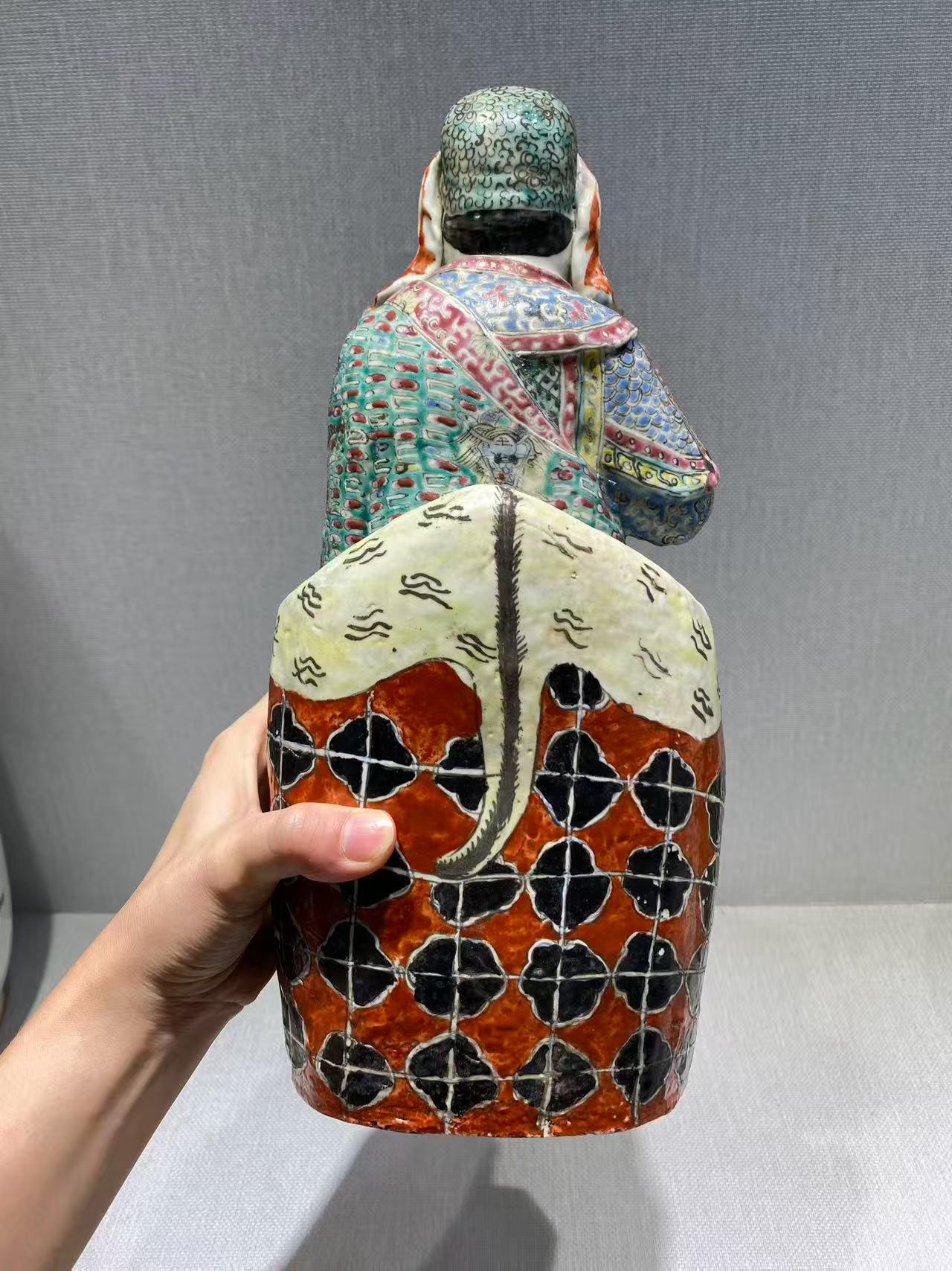 粉彩关羽读春秋塑像